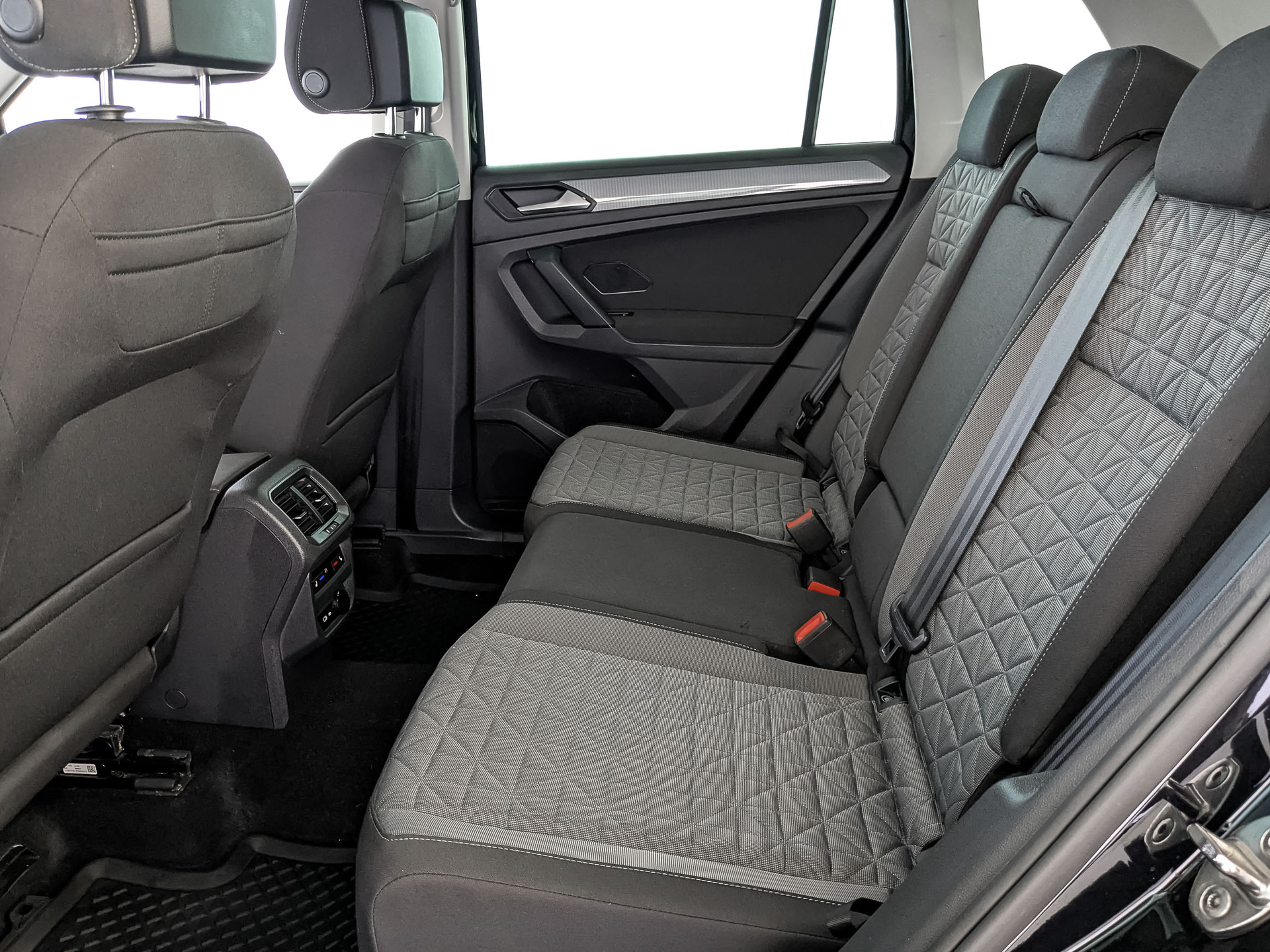VOLKSWAGEN Tiguan 2.00 (180 л.с), автомат, 2020, пробег 66 400 км