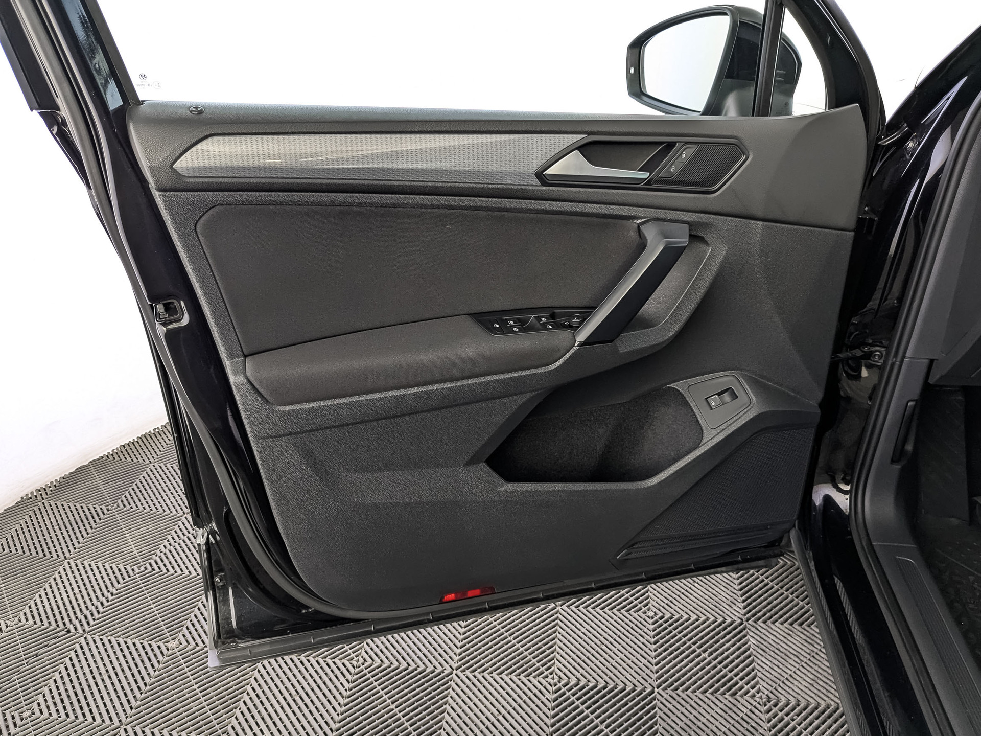 VOLKSWAGEN Tiguan 2.00 (180 л.с), автомат, 2020, пробег 66 400 км