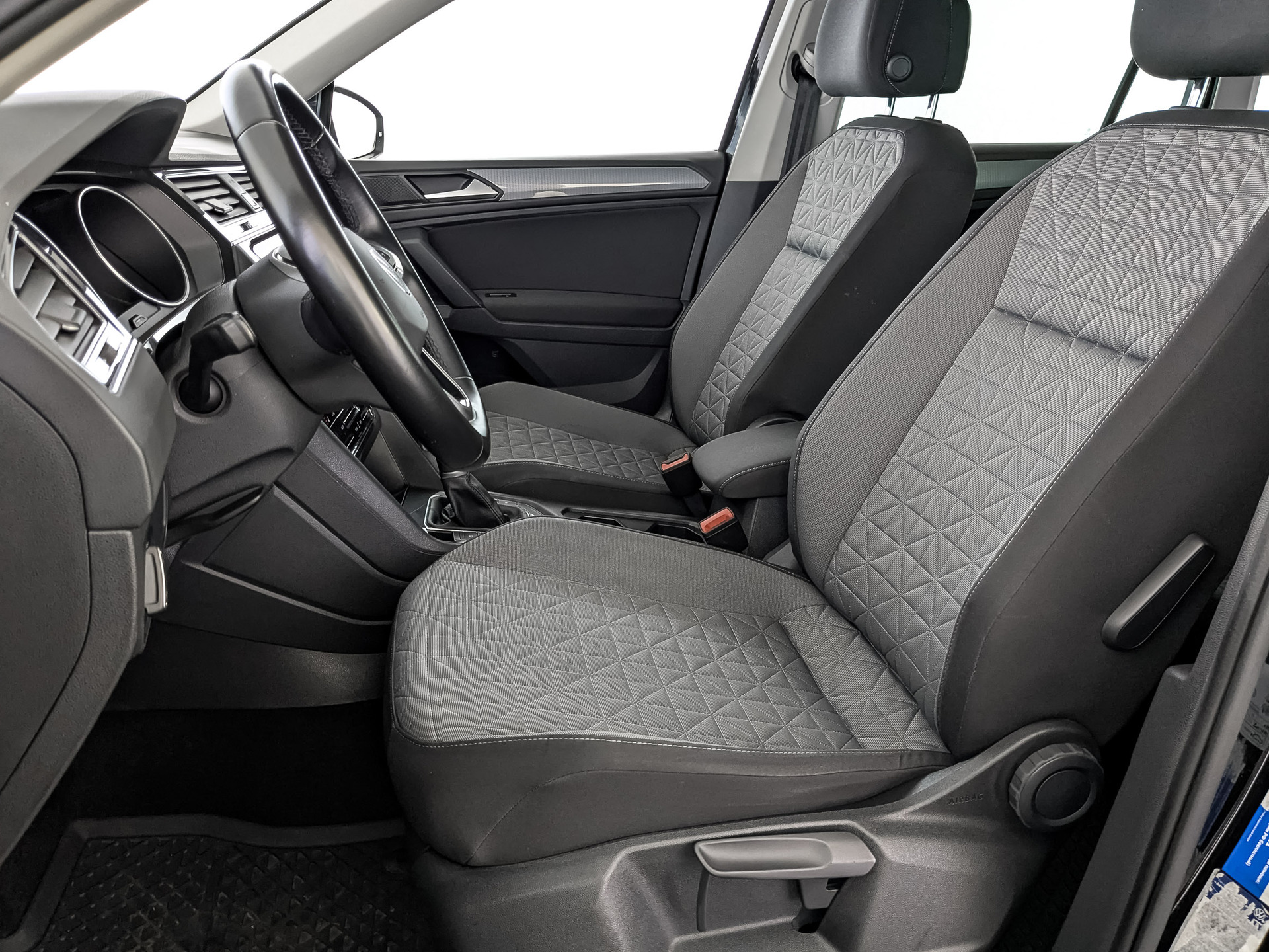 VOLKSWAGEN Tiguan 2.00 (180 л.с), автомат, 2020, пробег 66 400 км