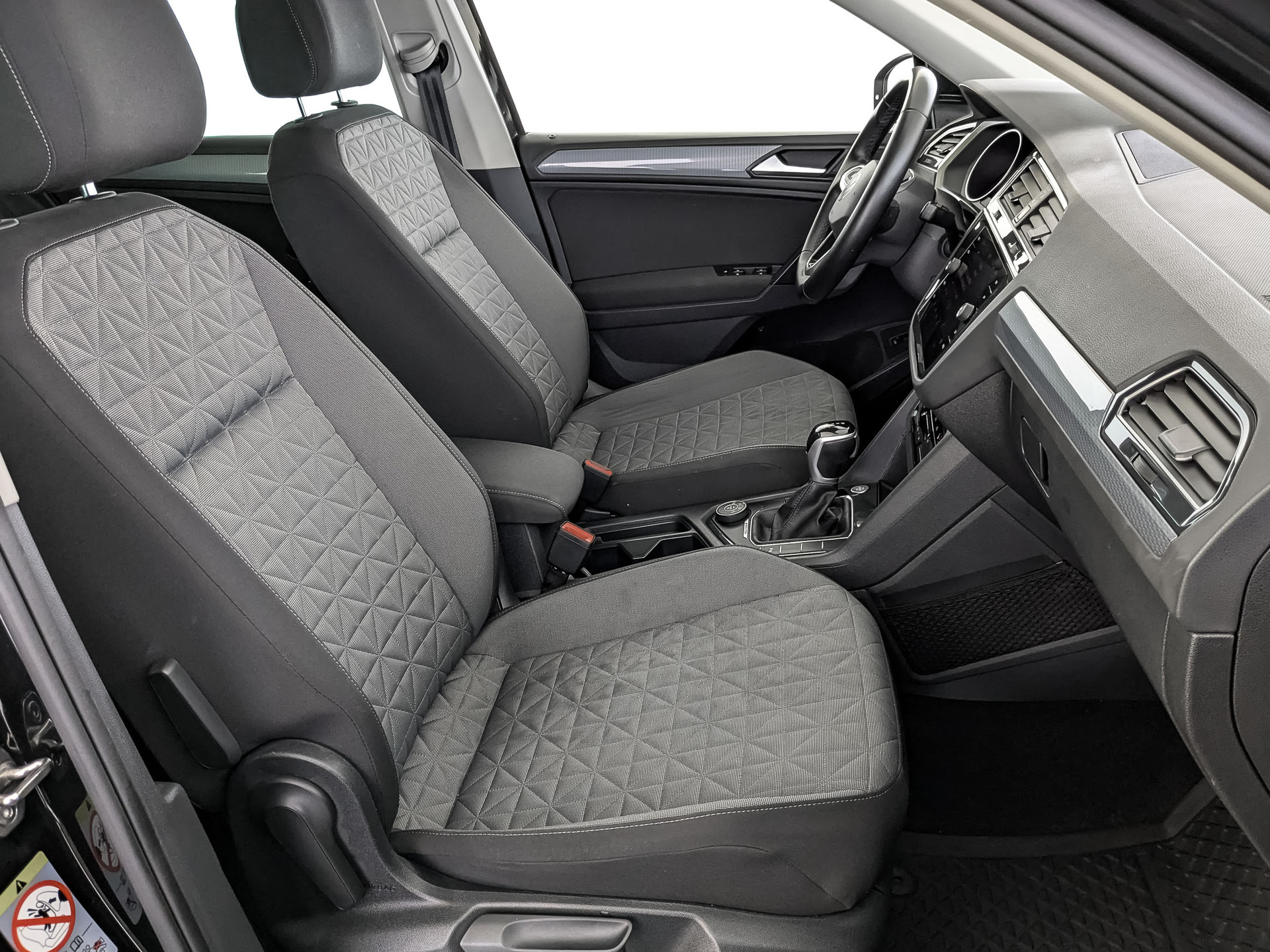 VOLKSWAGEN Tiguan 2.00 (180 л.с), автомат, 2020, пробег 66 400 км