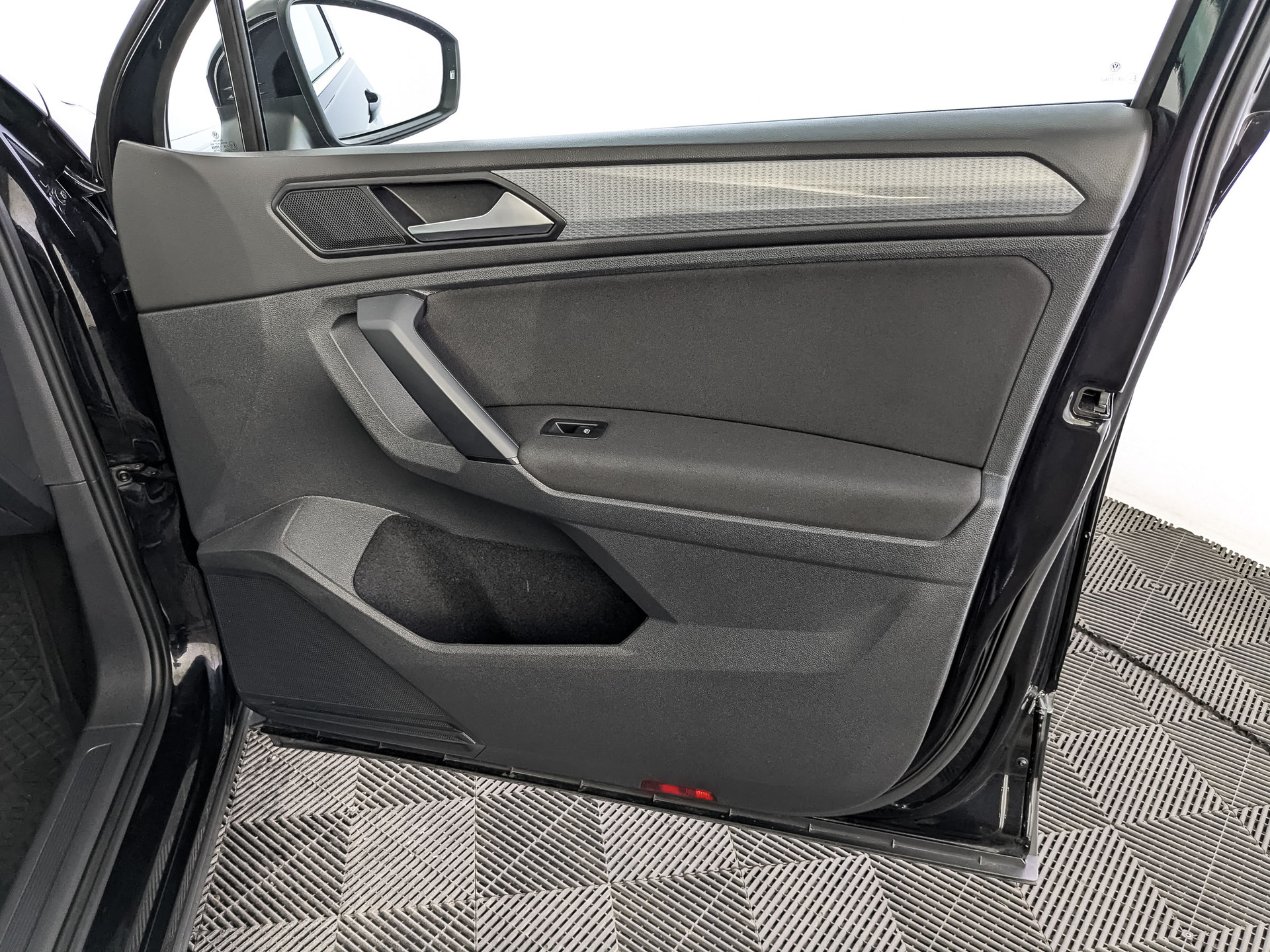 VOLKSWAGEN Tiguan 2.00 (180 л.с), автомат, 2020, пробег 66 400 км