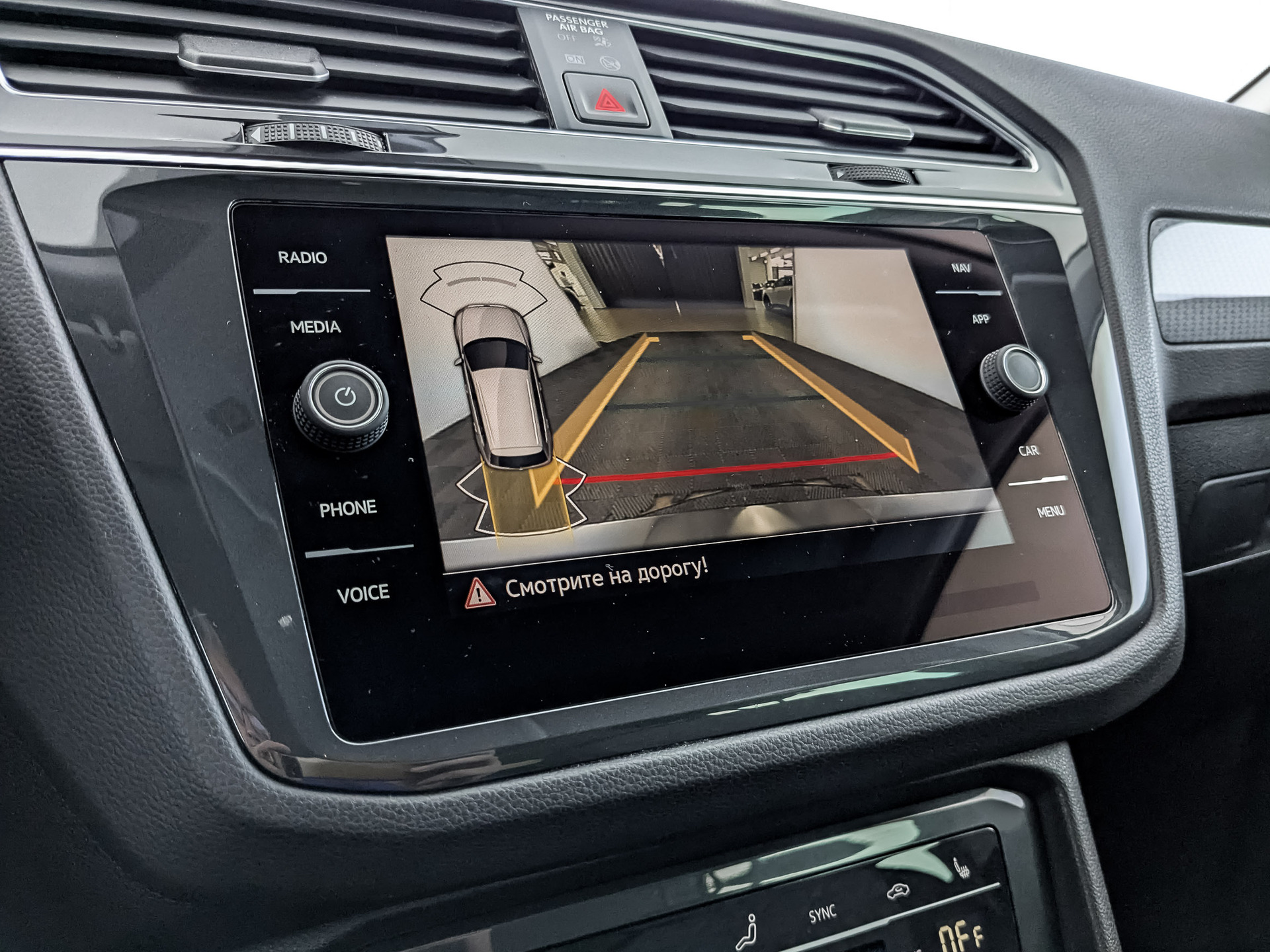 VOLKSWAGEN Tiguan 2.00 (180 л.с), автомат, 2020, пробег 66 400 км