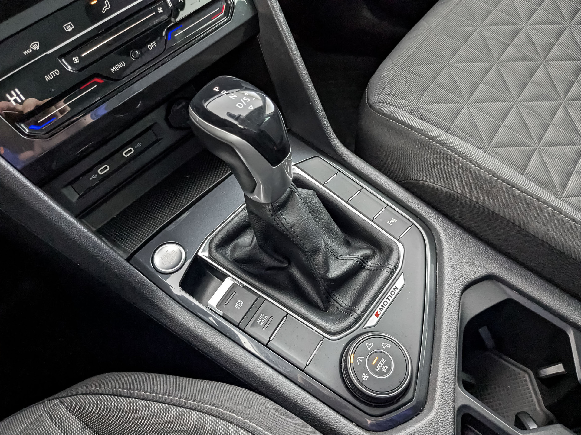 VOLKSWAGEN Tiguan 2.00 (180 л.с), автомат, 2020, пробег 66 400 км