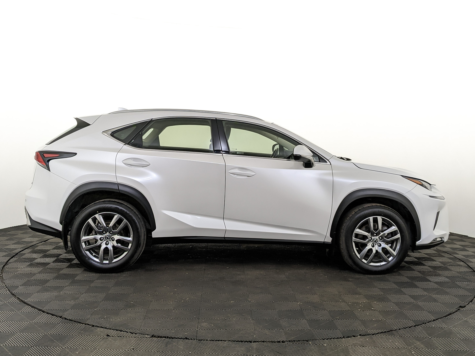 LEXUS NX 2.00 (150 л.с), автомат, 2019, пробег 130 050 км