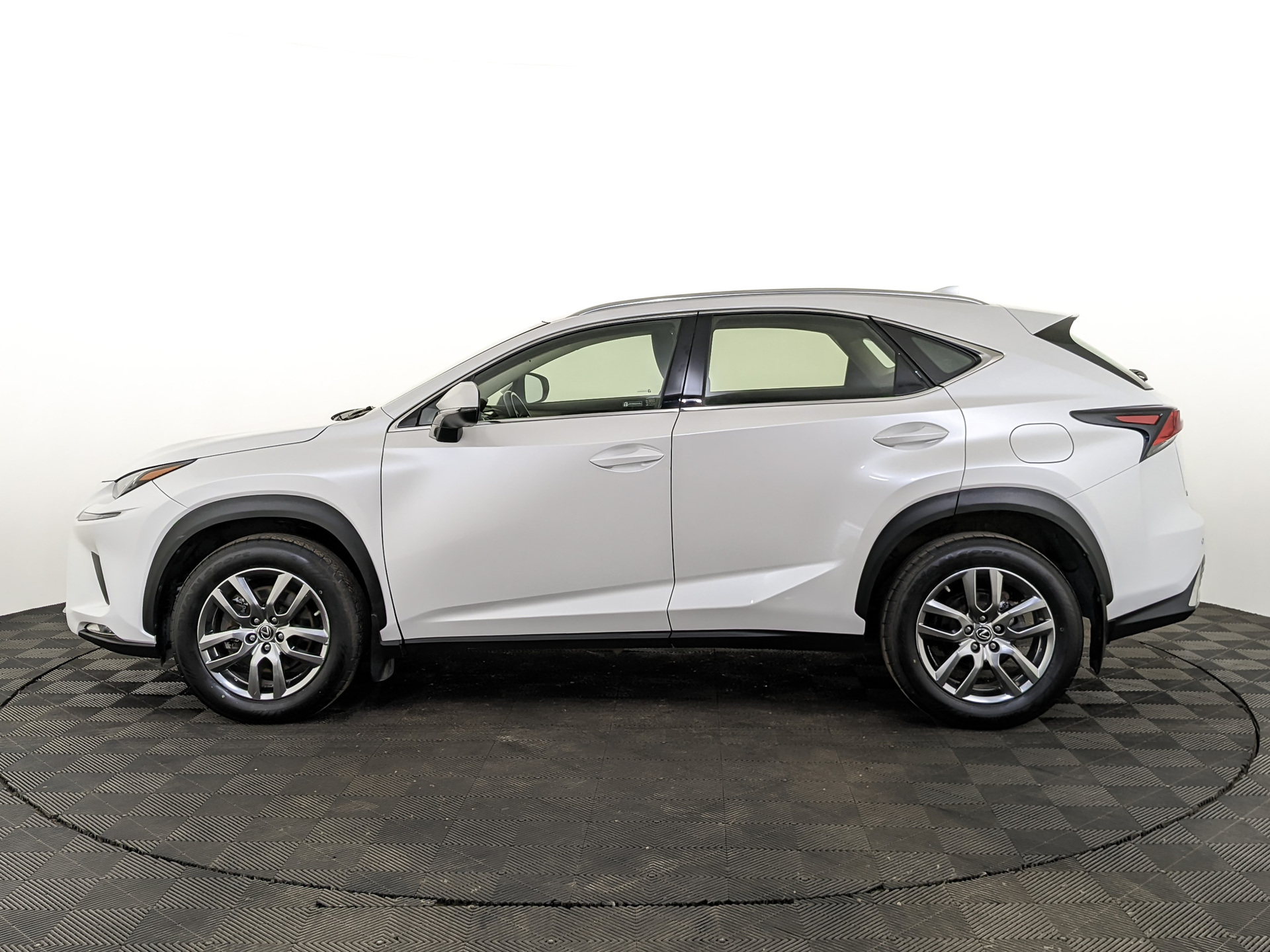 LEXUS NX 2.00 (150 л.с), автомат, 2019, пробег 130 050 км