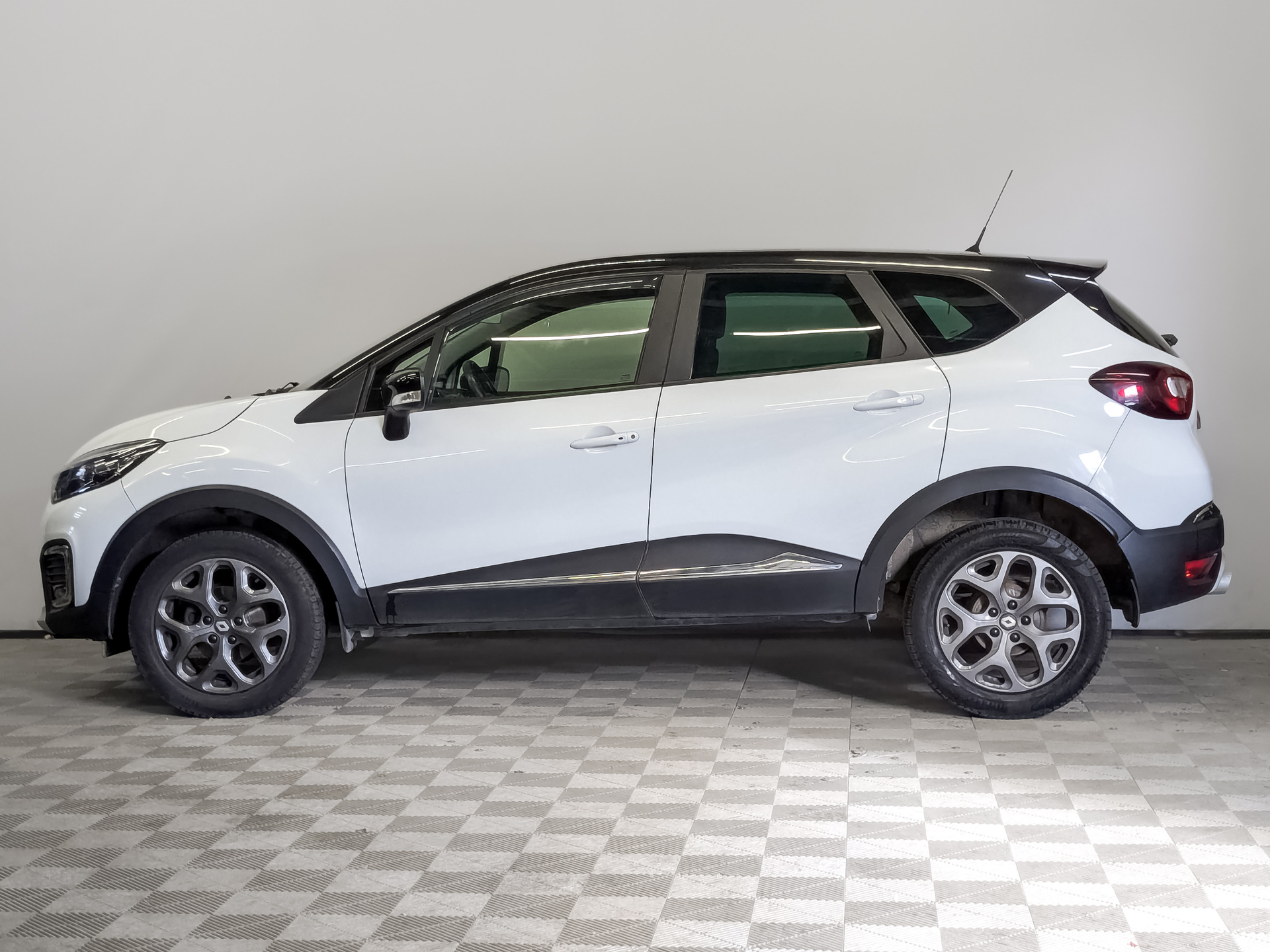RENAULT Kaptur 1.60 (114 л.с), автомат, 2017, пробег 120 482 км