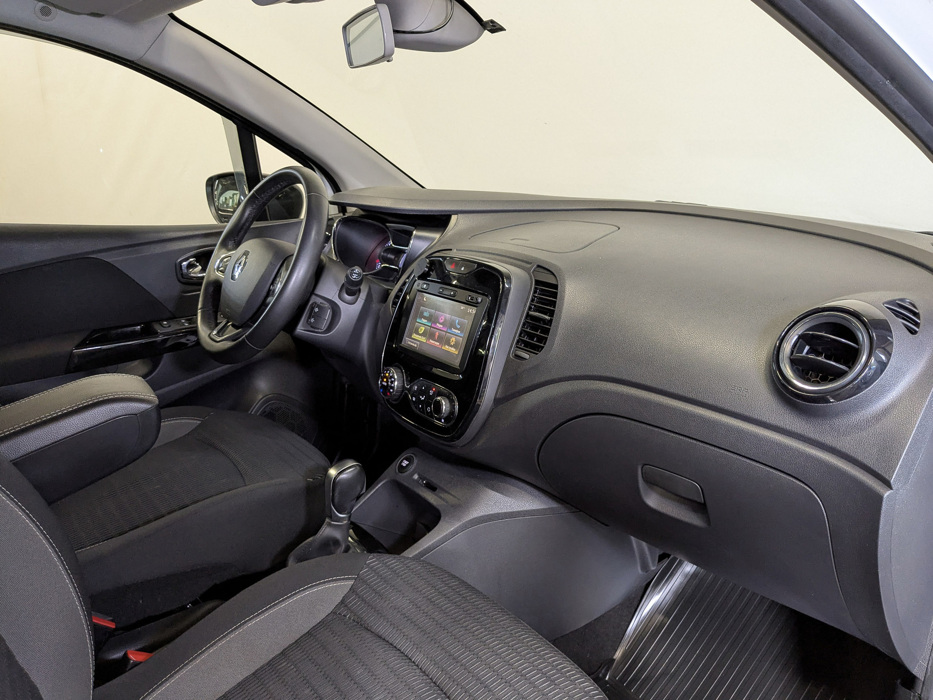 RENAULT Kaptur 1.60 (114 л.с), автомат, 2017, пробег 120 482 км