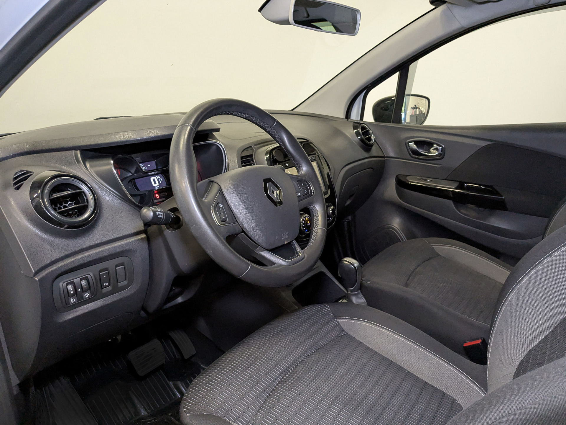 RENAULT Kaptur 1.60 (114 л.с), автомат, 2017, пробег 120 482 км