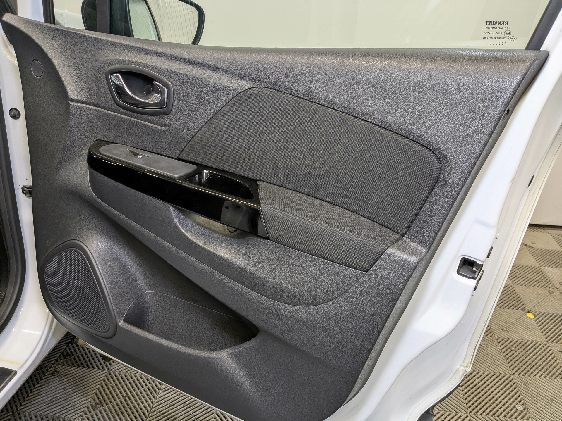 RENAULT Kaptur 1.60 (114 л.с), автомат, 2017, пробег 120 482 км