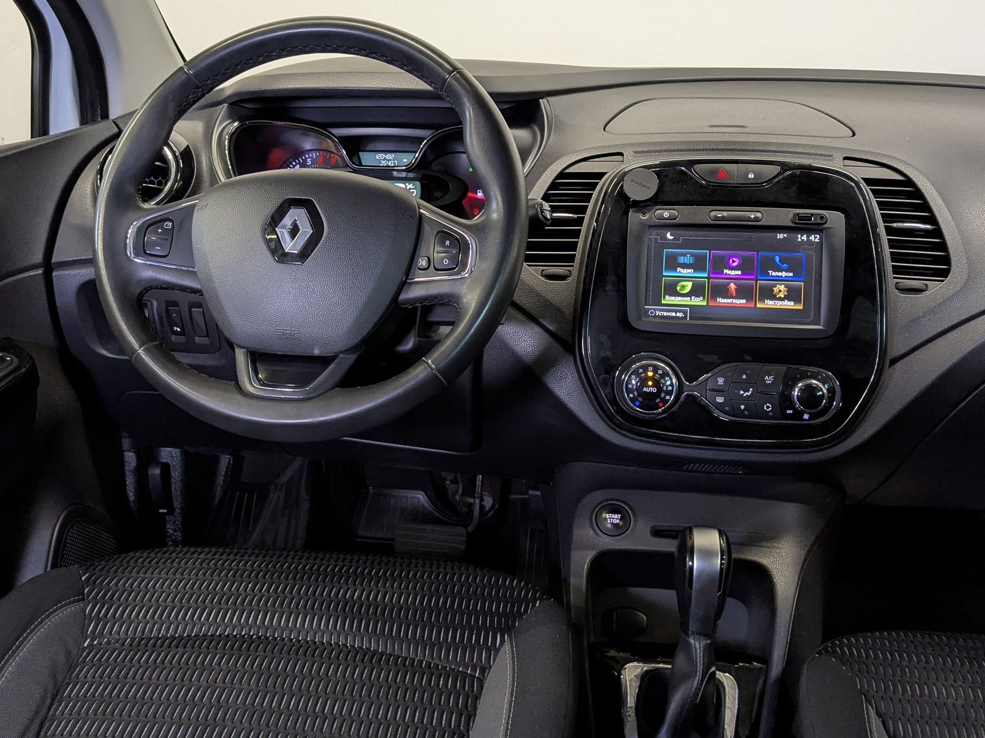 RENAULT Kaptur 1.60 (114 л.с), автомат, 2017, пробег 120 482 км