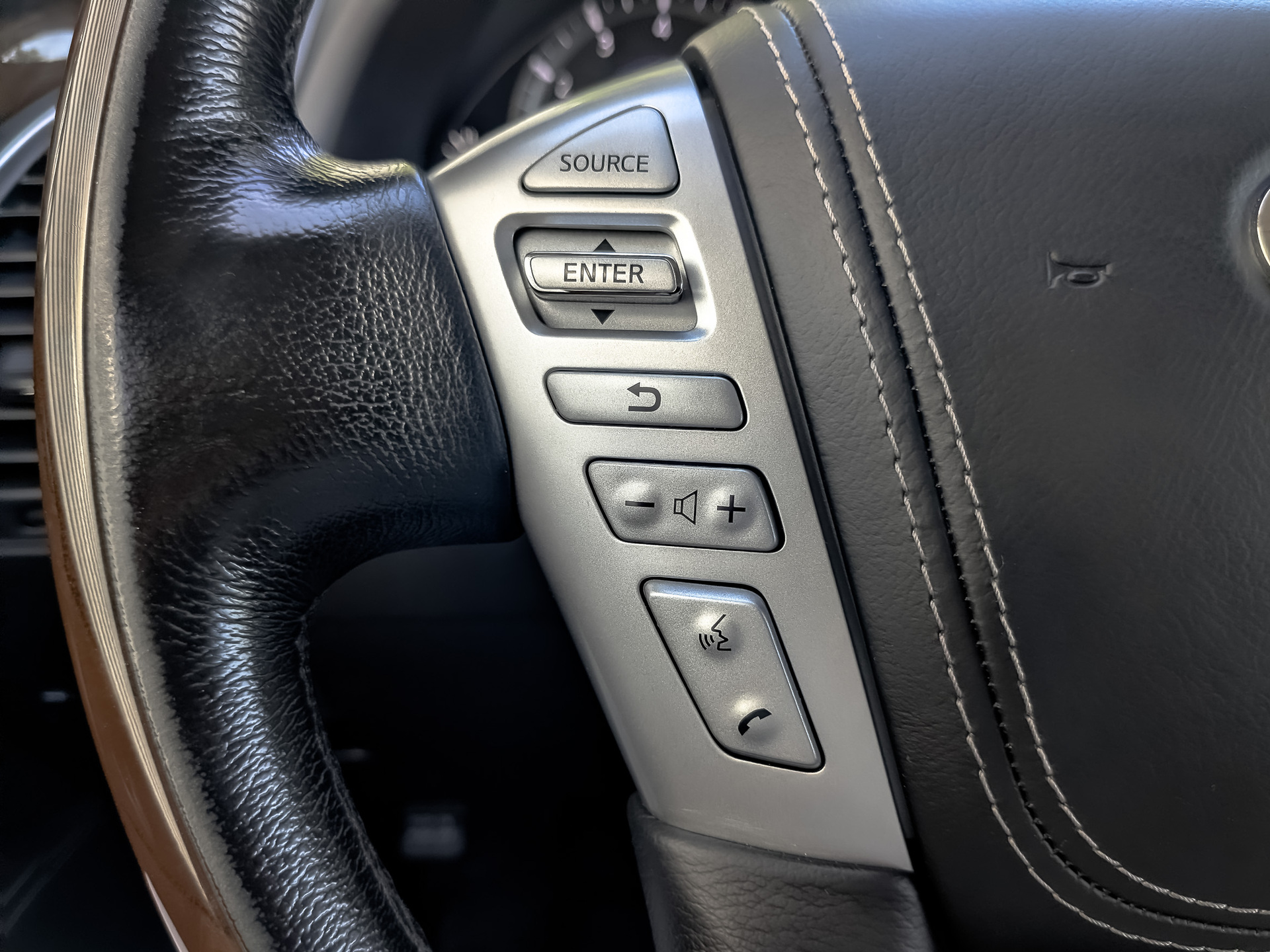 INFINITI QX80 5.60 (405 л.с), автомат, 2019, пробег 137 388 км