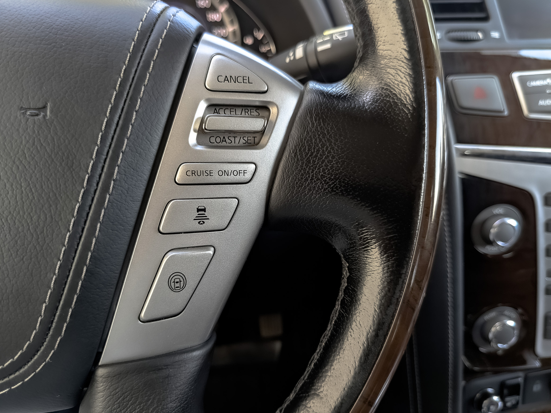 INFINITI QX80 5.60 (405 л.с), автомат, 2019, пробег 137 388 км
