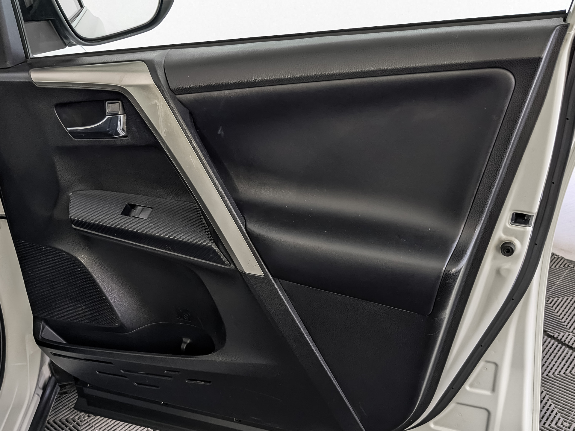 TOYOTA Rav-4 2.00 (146 л.с), автомат, 2015, пробег 180 630 км