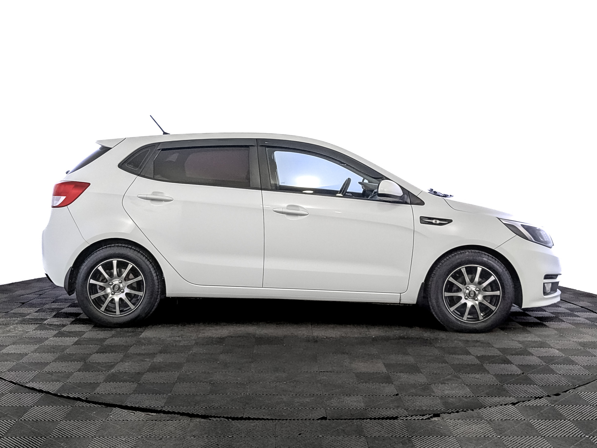 KIA Rio 1.60 (123 л.с), механическая, 2015, пробег 86 989 км