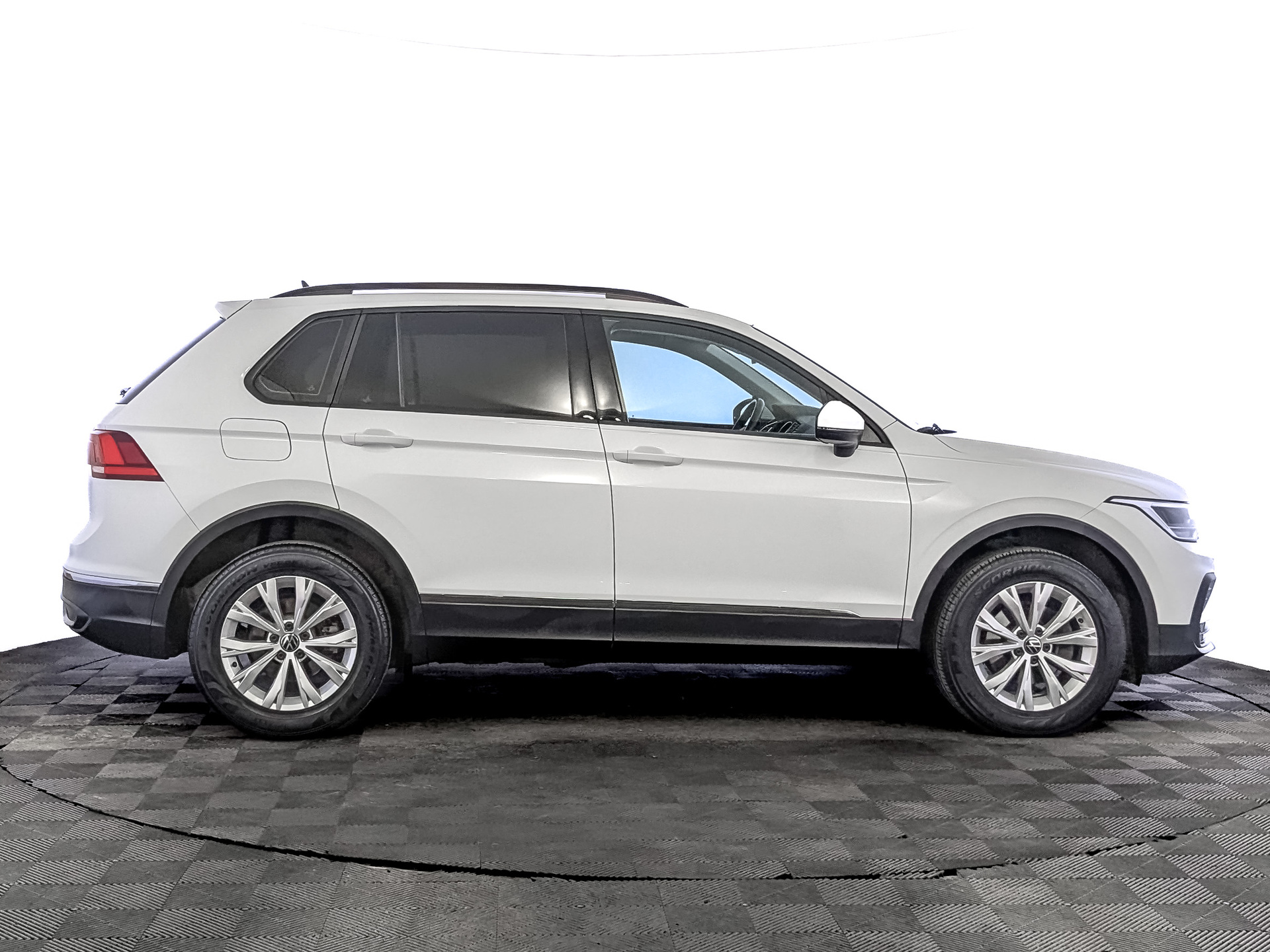VOLKSWAGEN Tiguan 1.40 (150 л.с), автомат, 2021, пробег 65 878 км