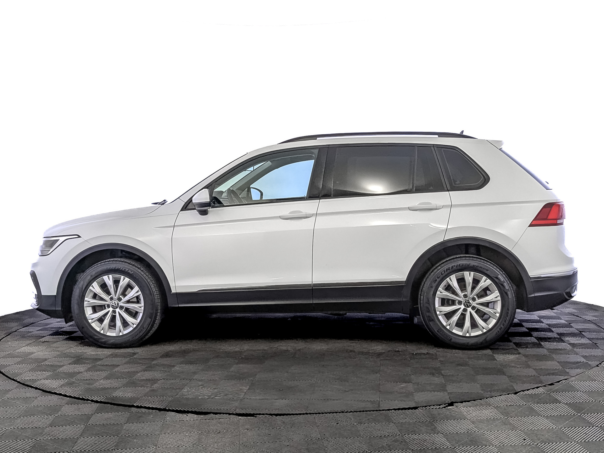 VOLKSWAGEN Tiguan 1.40 (150 л.с), автомат, 2021, пробег 65 878 км