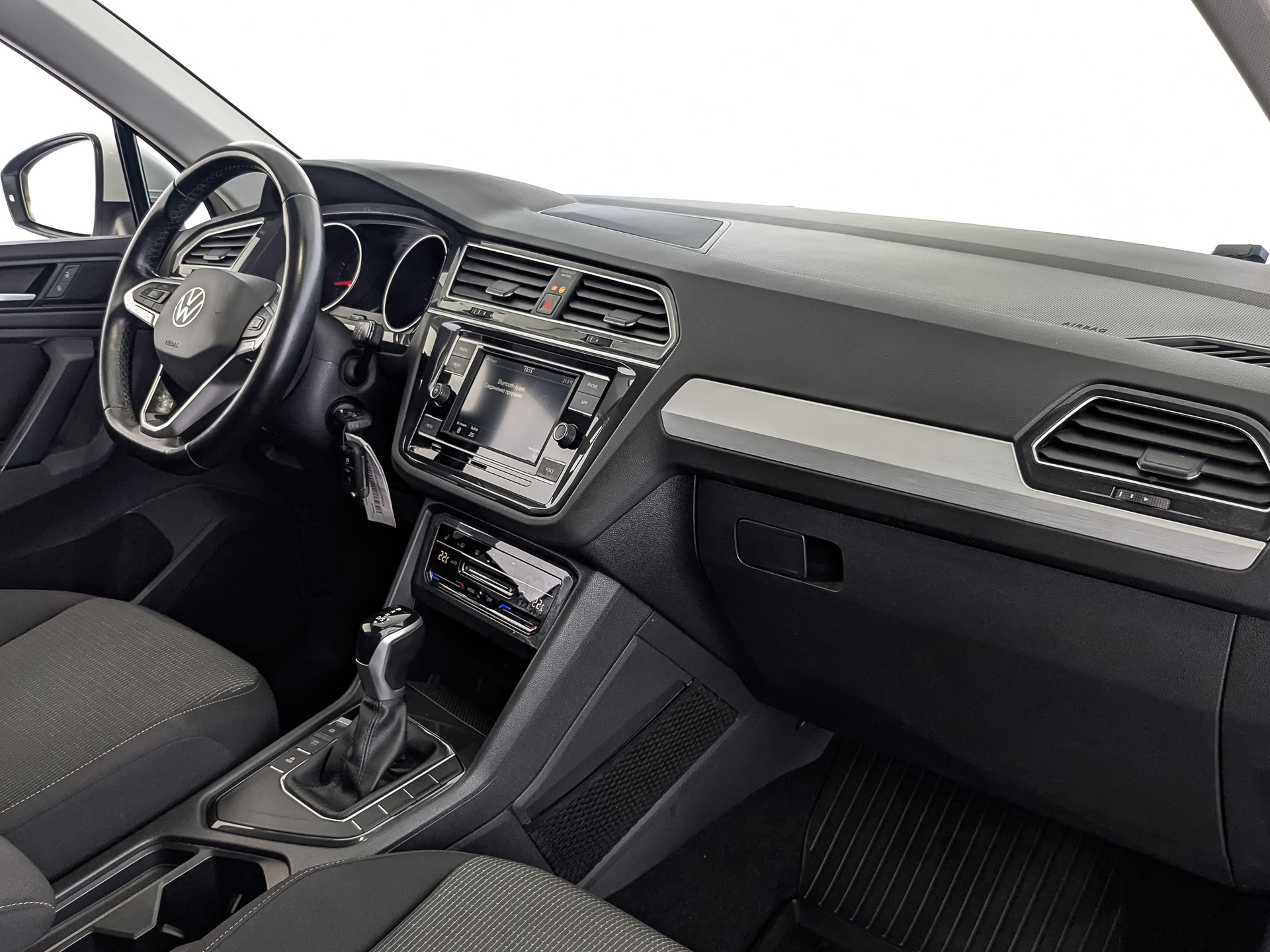 VOLKSWAGEN Tiguan 1.40 (150 л.с), автомат, 2021, пробег 65 878 км