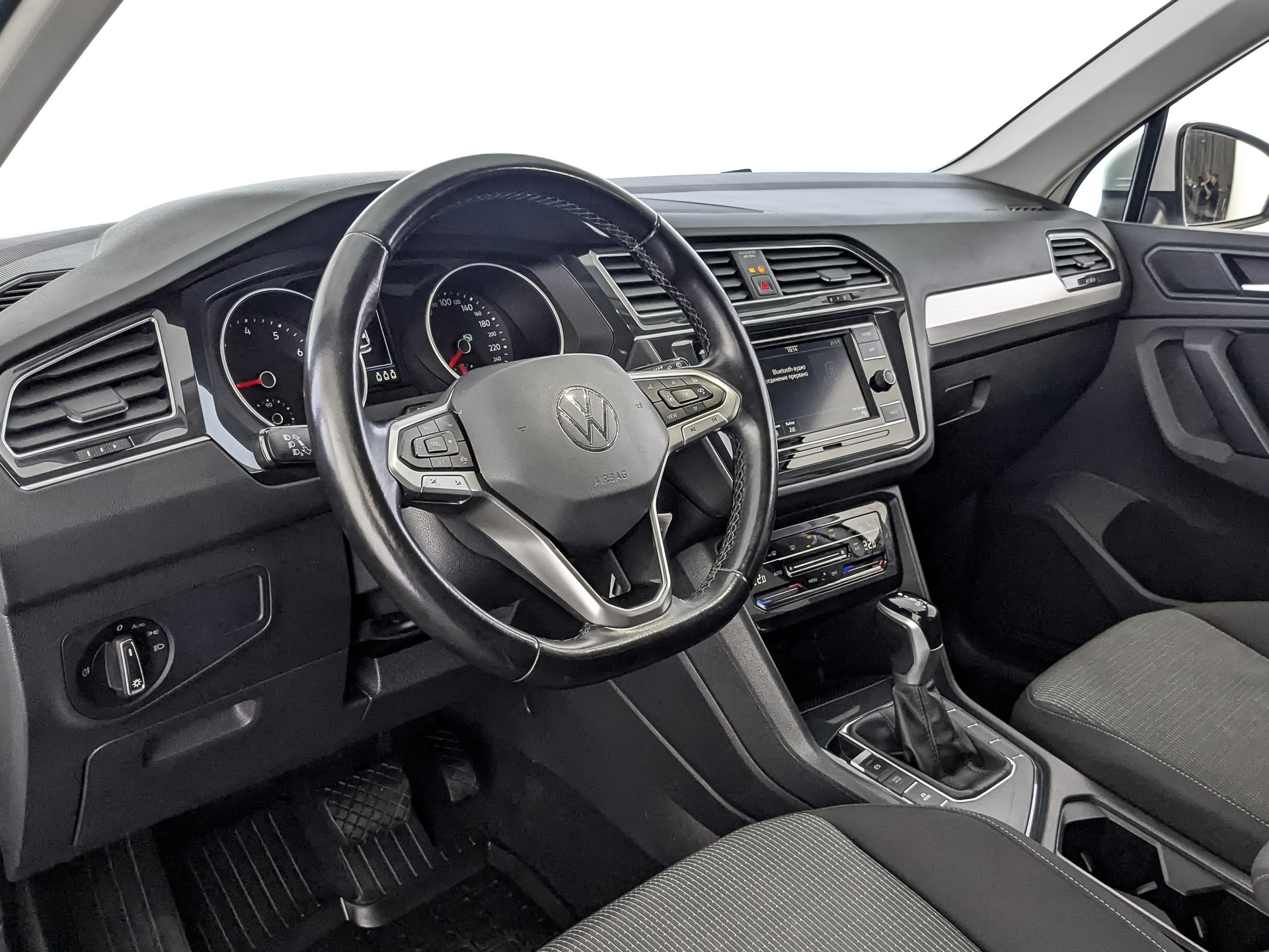 VOLKSWAGEN Tiguan 1.40 (150 л.с), автомат, 2021, пробег 65 878 км
