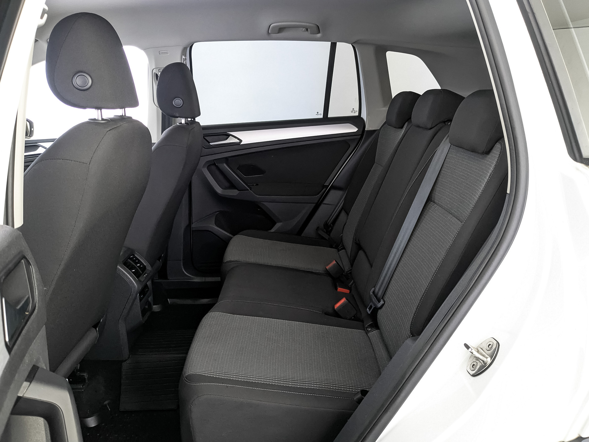 VOLKSWAGEN Tiguan 1.40 (150 л.с), автомат, 2021, пробег 65 878 км