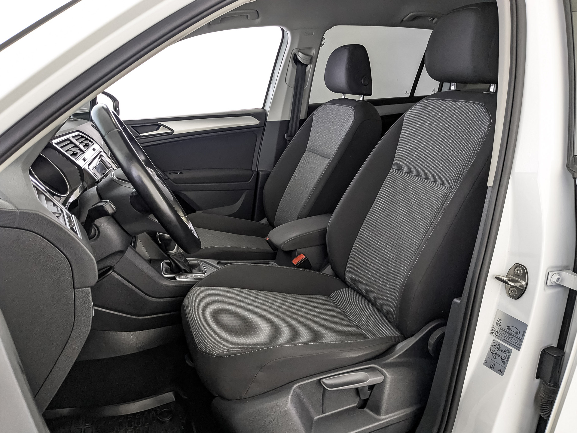 VOLKSWAGEN Tiguan 1.40 (150 л.с), автомат, 2021, пробег 65 878 км