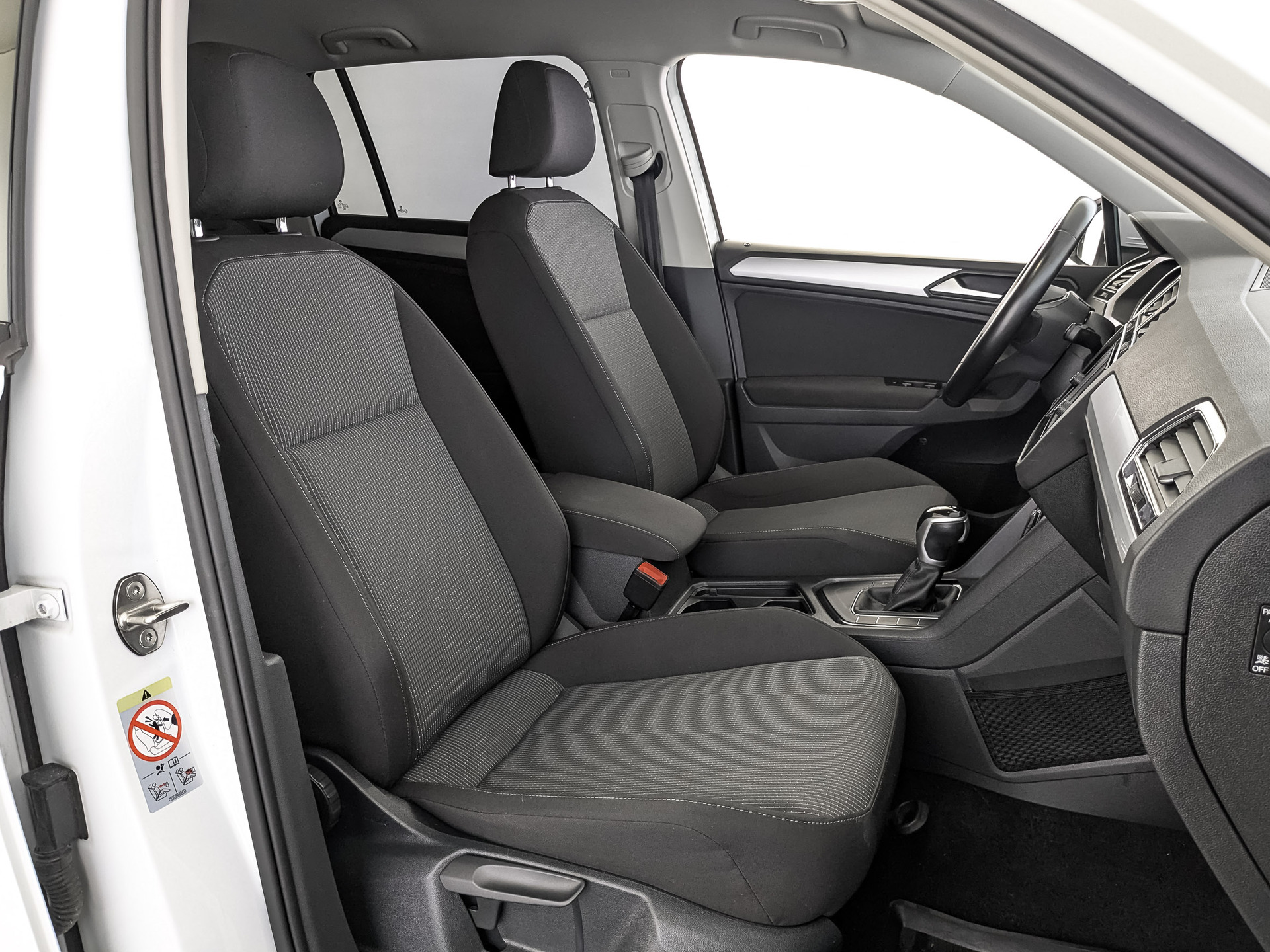 VOLKSWAGEN Tiguan 1.40 (150 л.с), автомат, 2021, пробег 65 878 км