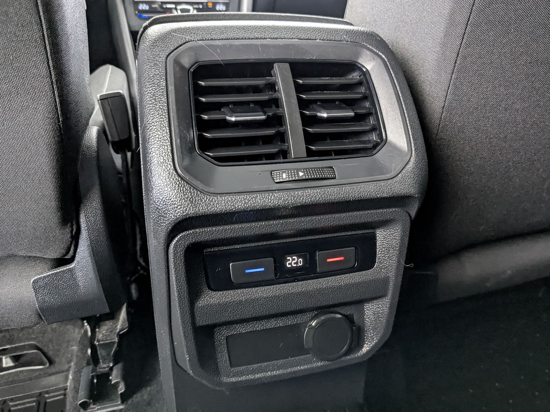 VOLKSWAGEN Tiguan 1.40 (150 л.с), автомат, 2021, пробег 65 878 км