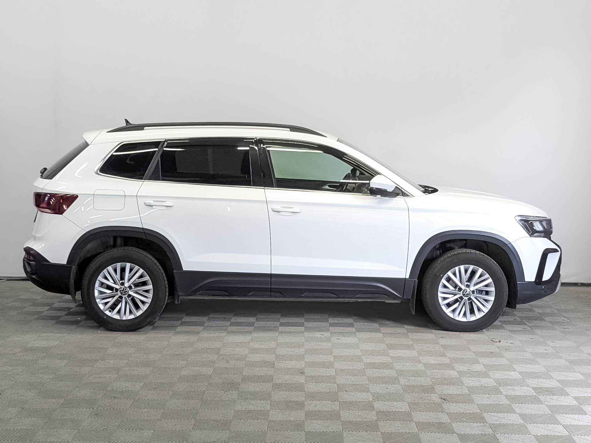 VOLKSWAGEN Taos 1.40 (150 л.с), автомат, 2022, пробег 95 360 км