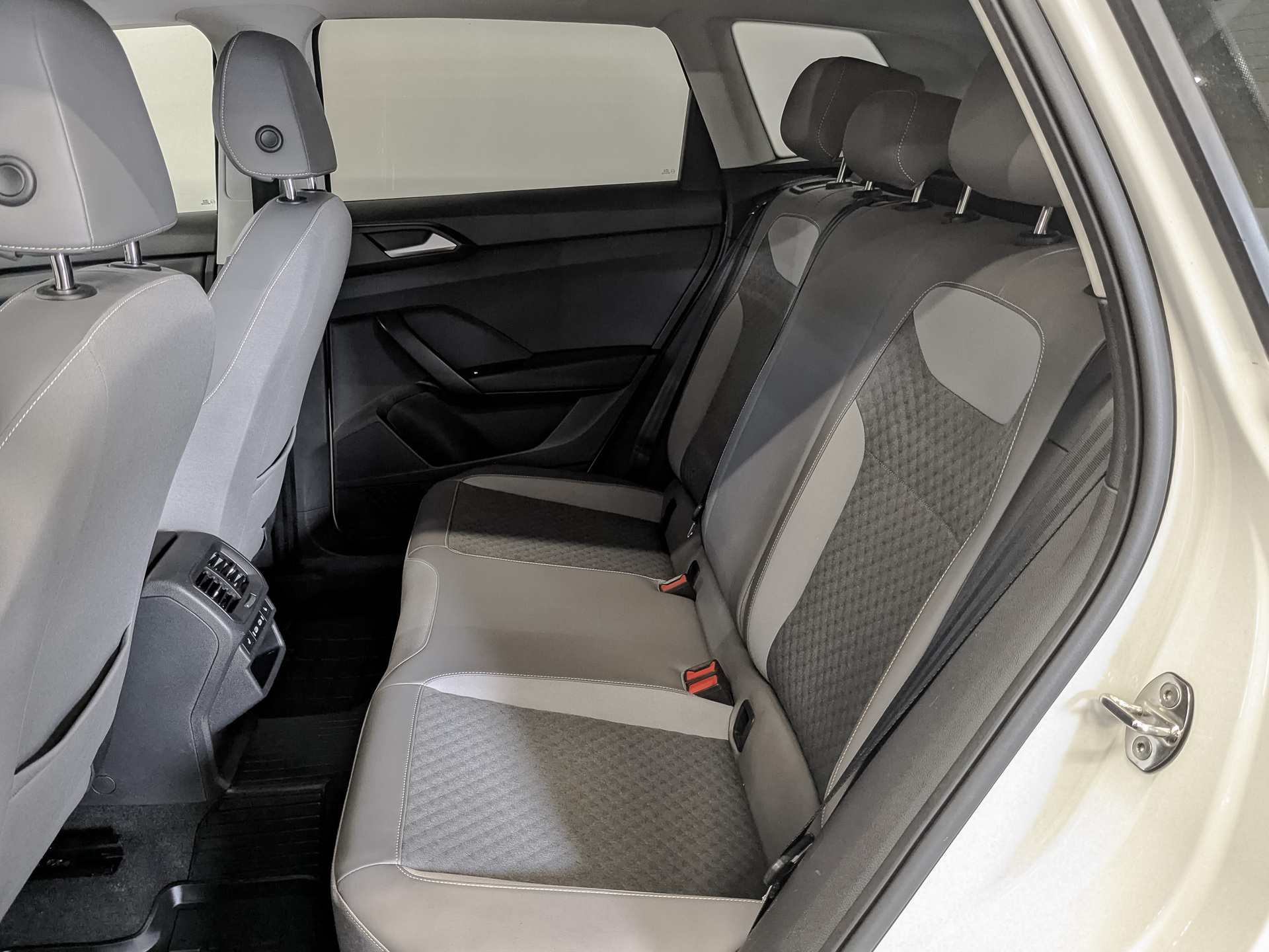 VOLKSWAGEN Taos 1.40 (150 л.с), автомат, 2022, пробег 95 360 км