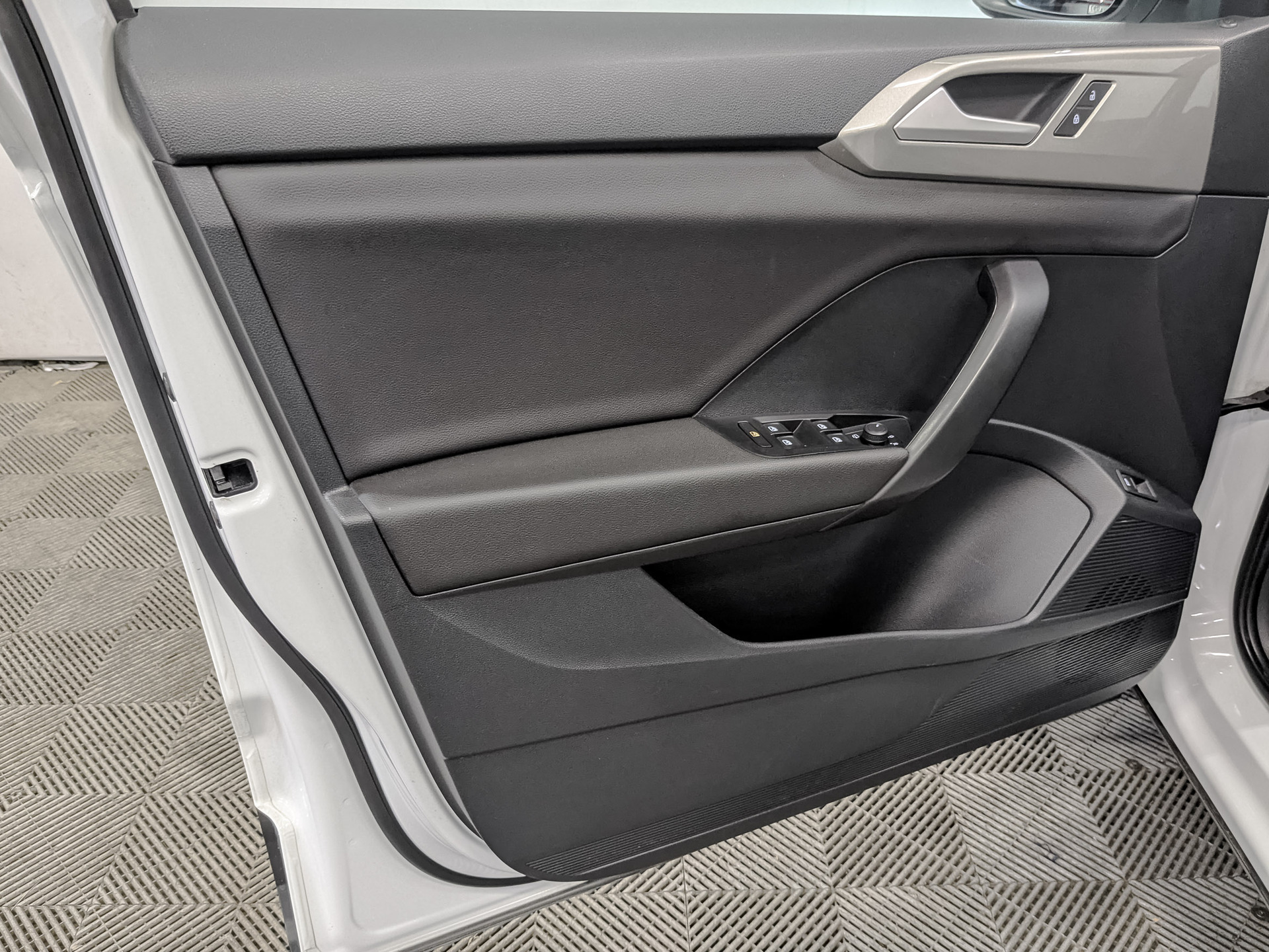 VOLKSWAGEN Taos 1.40 (150 л.с), автомат, 2022, пробег 95 360 км