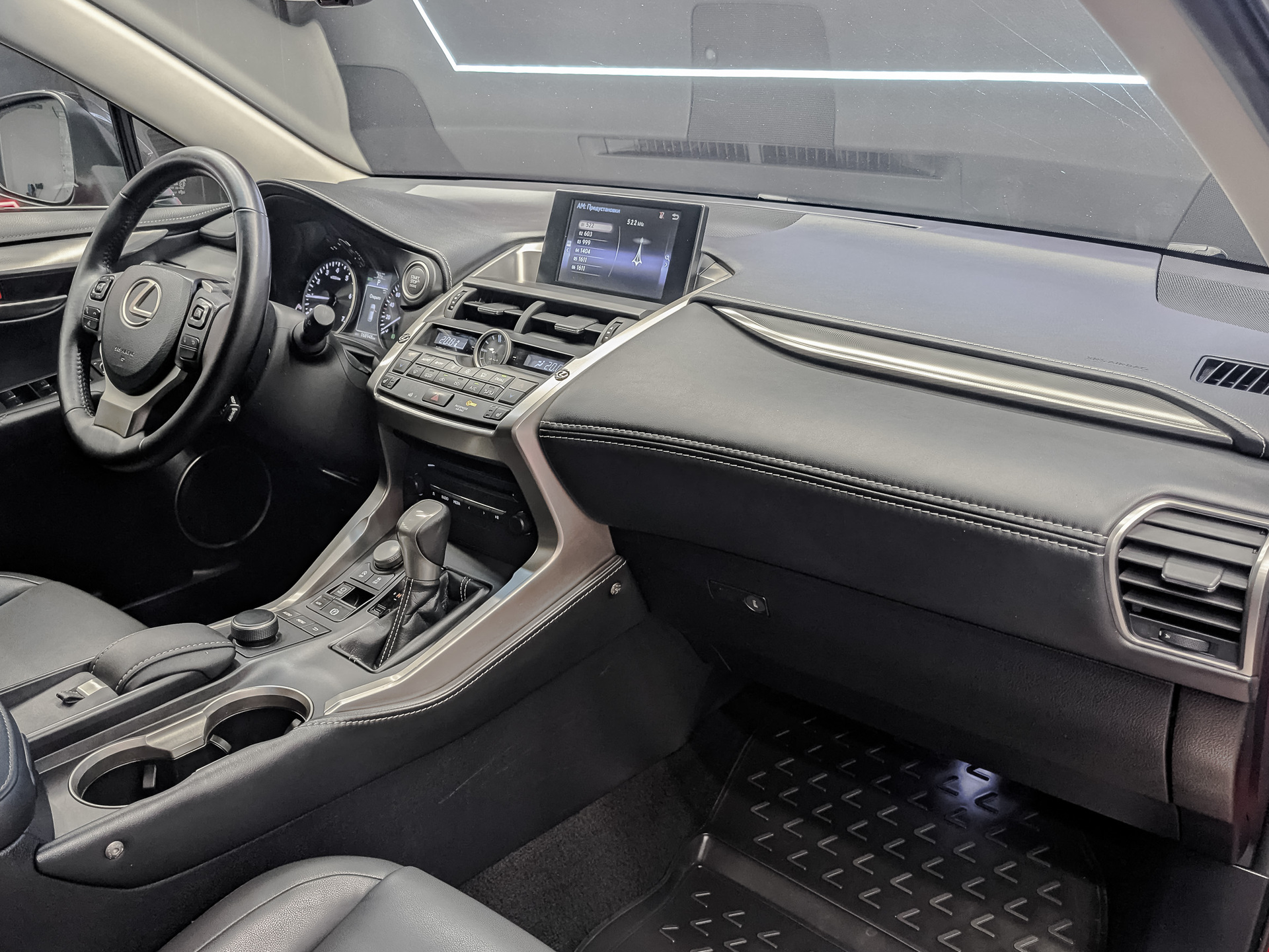 LEXUS NX 2.00 (150 л.с), автомат, 2017, пробег 168 946 км