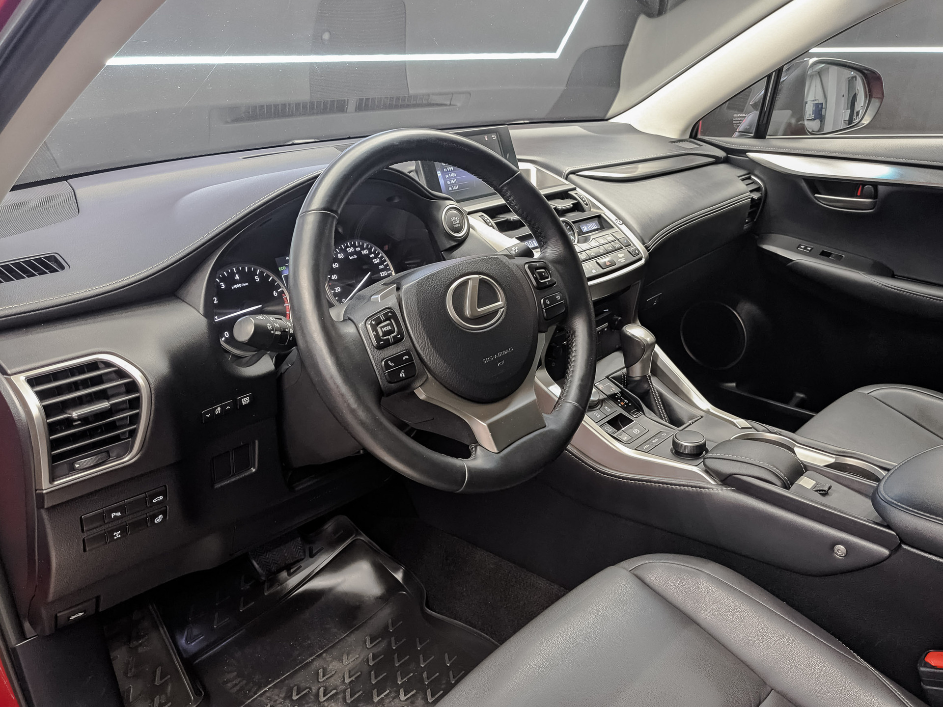 LEXUS NX 2.00 (150 л.с), автомат, 2017, пробег 168 946 км