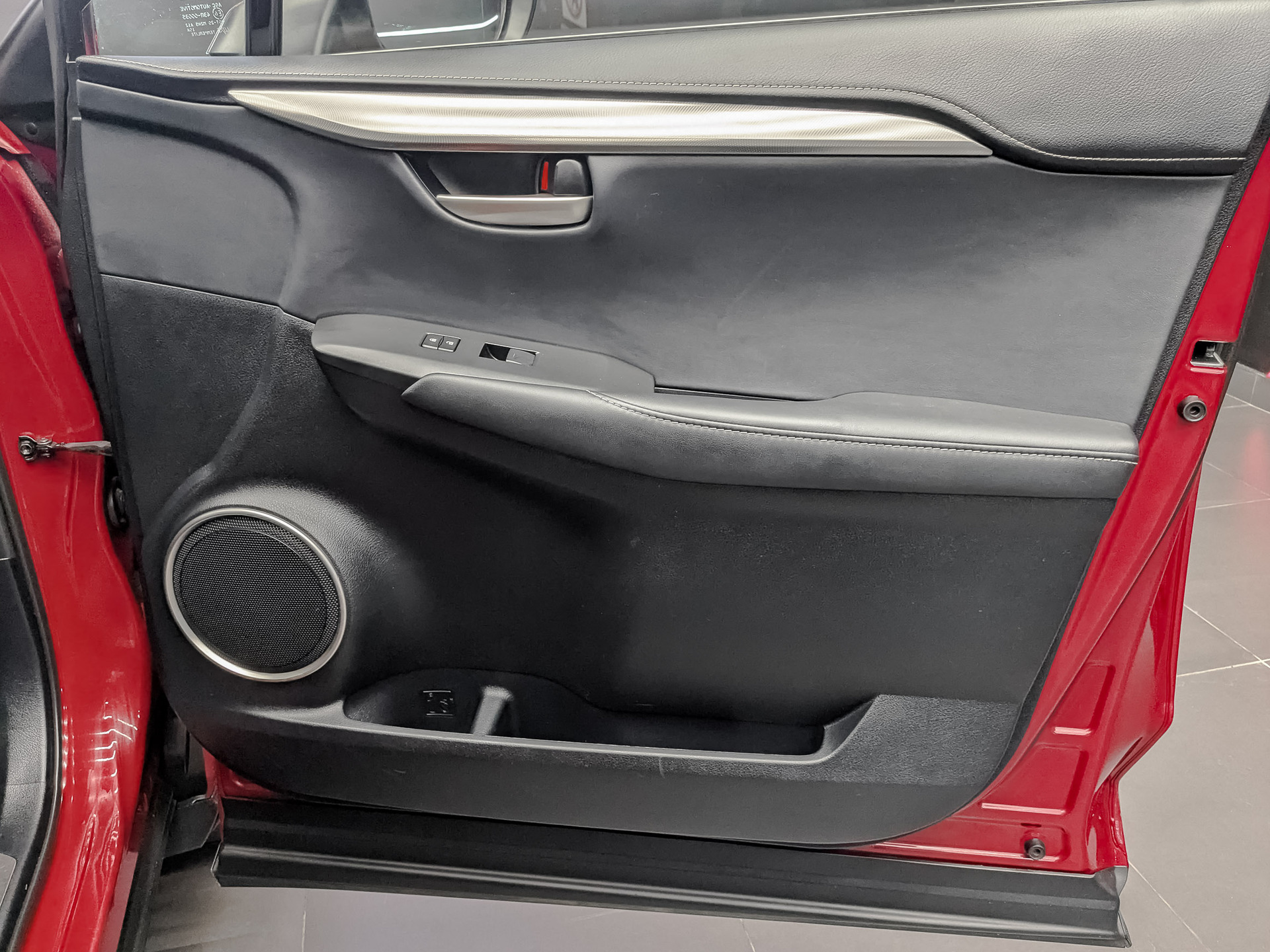 LEXUS NX 2.00 (150 л.с), автомат, 2017, пробег 168 946 км