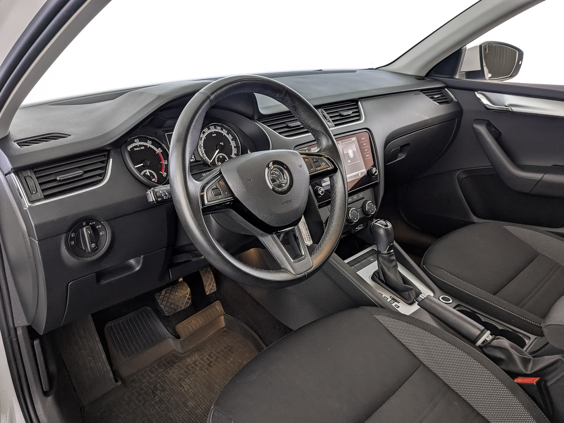SKODA Octavia 1.60 (110 л.с), автомат, 2020, пробег 122 569 км