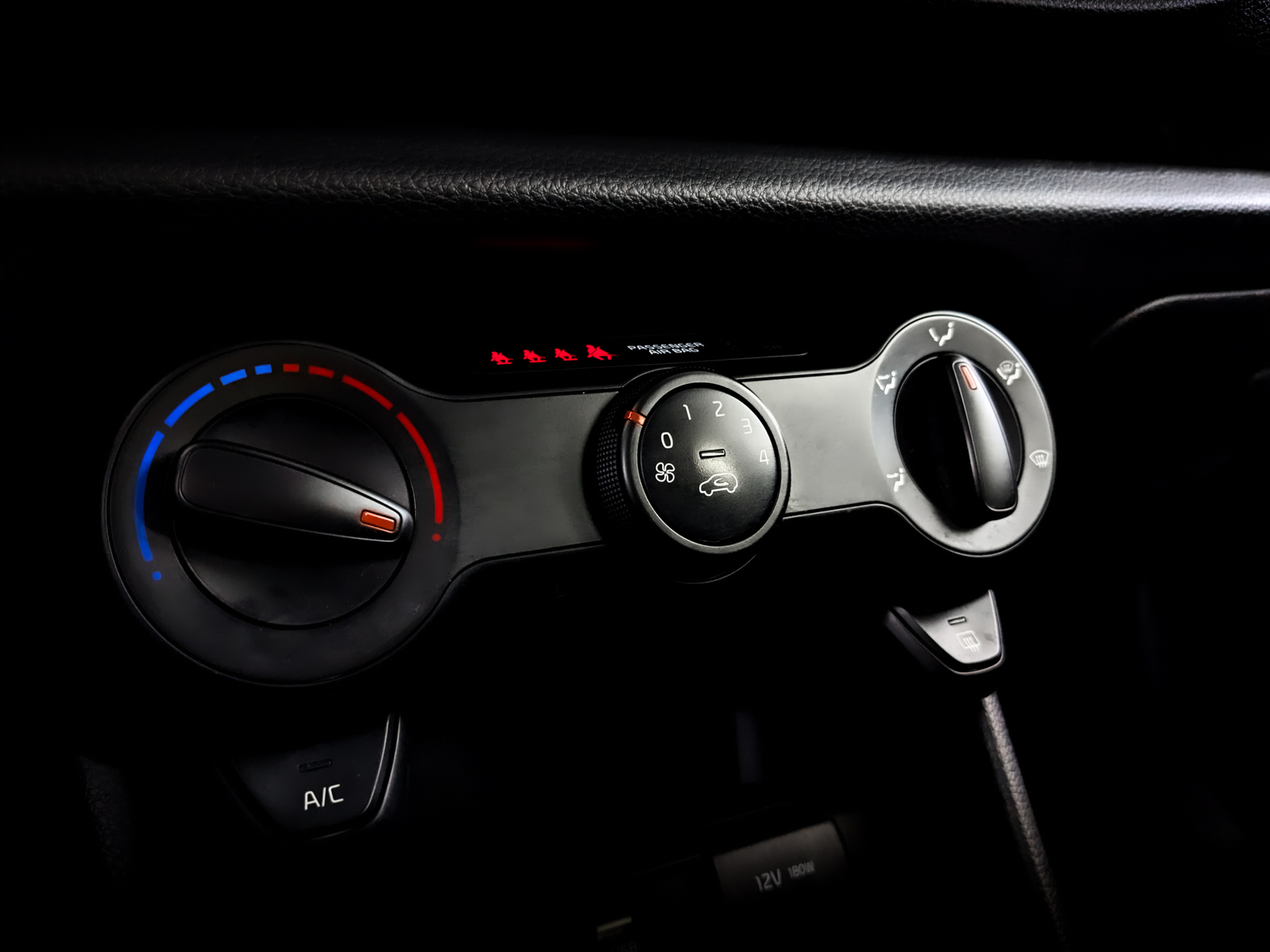 KIA Picanto 1.00 (67 л.с), автомат, 2022, пробег 27 500 км