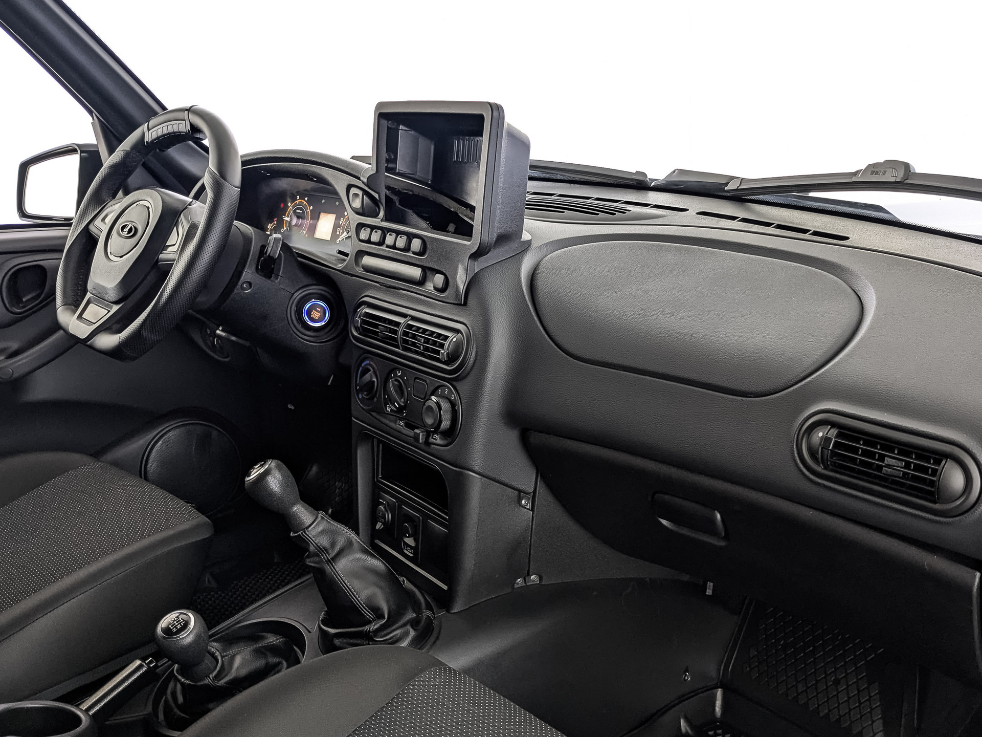 LADA Niva Travel 1.70 (83 л.с), механическая, 2024, пробег 29 147 км