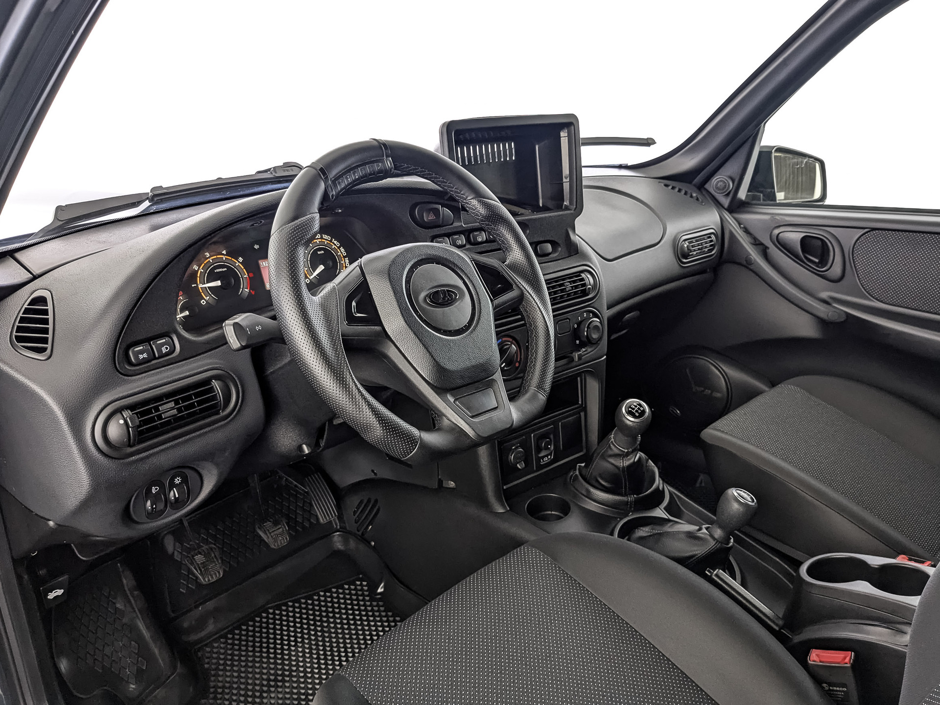 LADA Niva Travel 1.70 (83 л.с), механическая, 2024, пробег 29 147 км