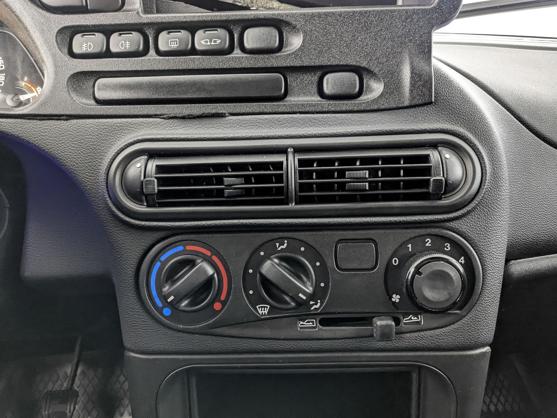 LADA Niva Travel 1.70 (83 л.с), механическая, 2024, пробег 29 147 км