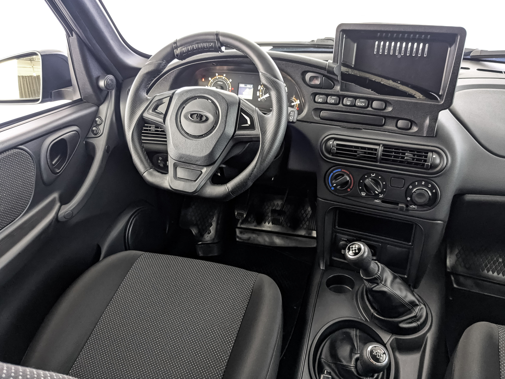LADA Niva Travel 1.70 (83 л.с), механическая, 2024, пробег 29 147 км