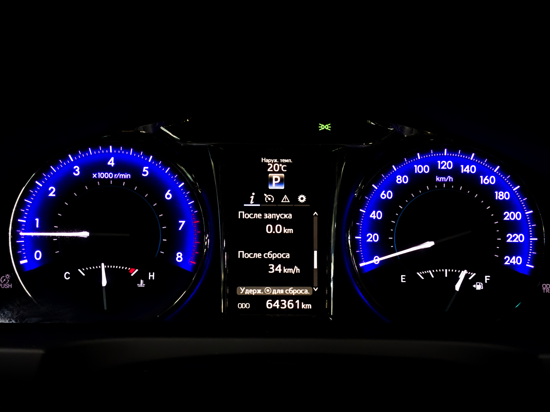 TOYOTA Camry 2.00 (150 л.с), автомат, 2016, пробег 64 359 км