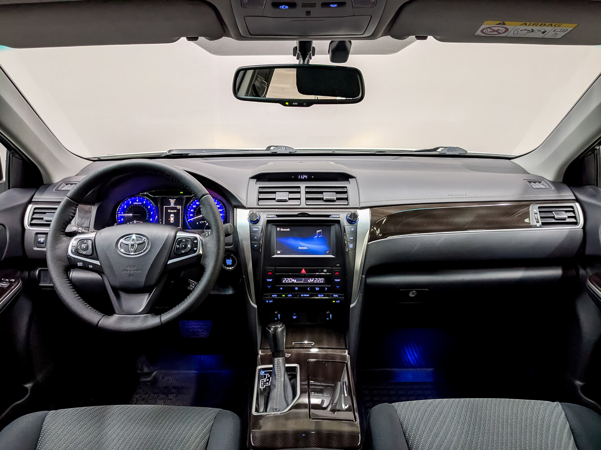 TOYOTA Camry 2.00 (150 л.с), автомат, 2016, пробег 64 359 км