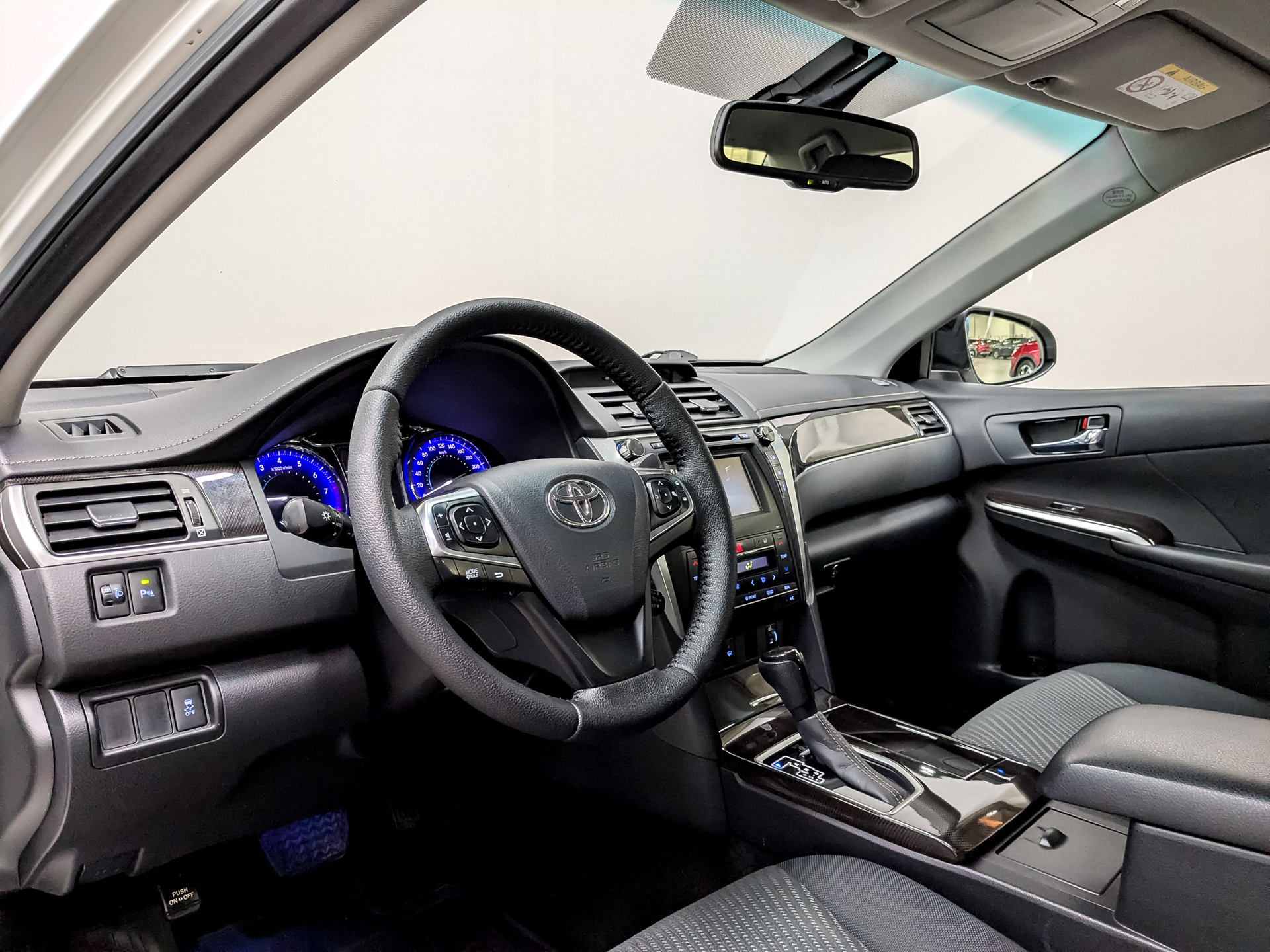 TOYOTA Camry 2.00 (150 л.с), автомат, 2016, пробег 64 359 км