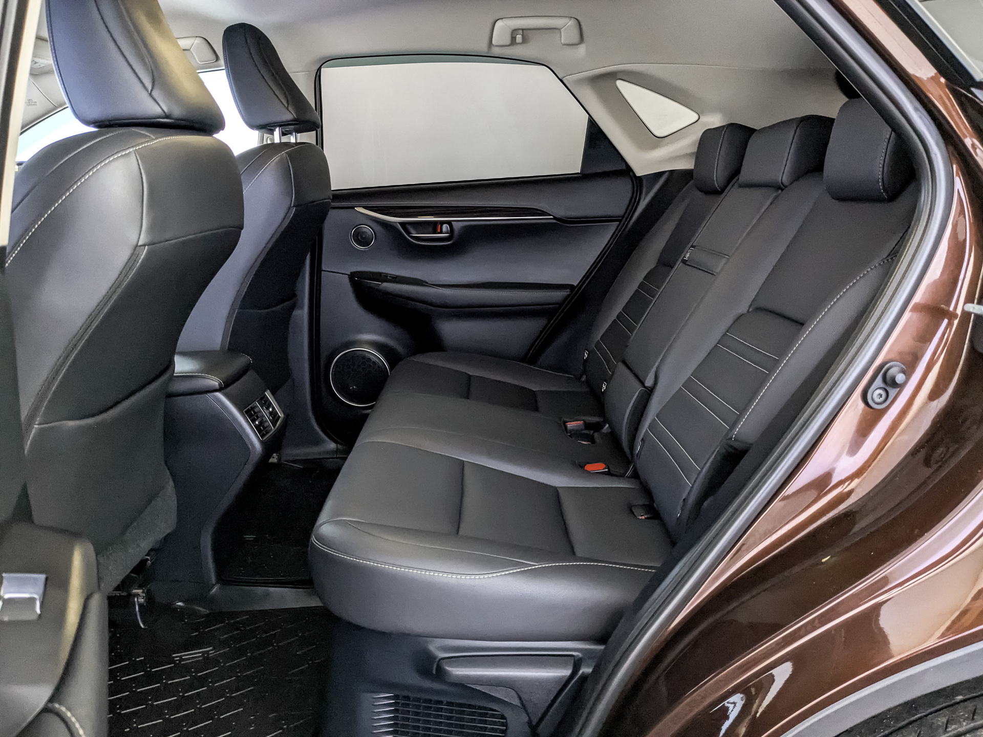 LEXUS NX 2.00 (150 л.с), автомат, 2018, пробег 111 557 км