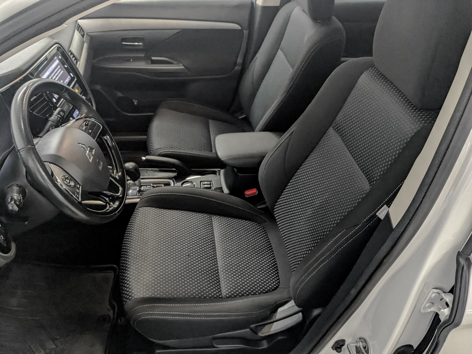 MITSUBISHI Outlander 2.00 (146 л.с), автомат, 2018, пробег 51 500 км