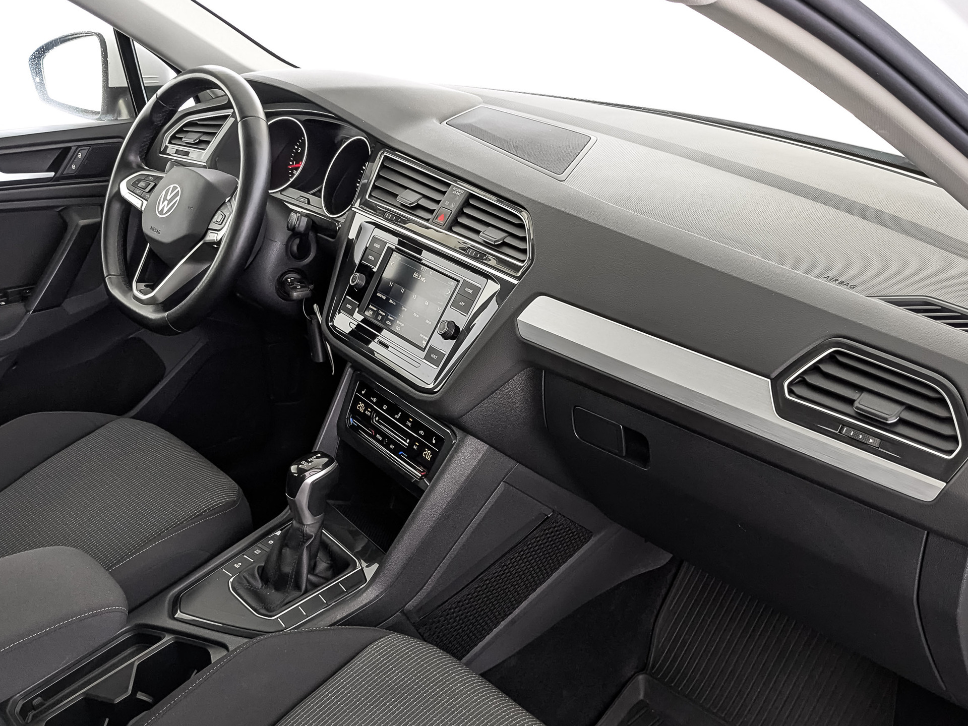 VOLKSWAGEN Tiguan 1.40 (150 л.с), автомат, 2021, пробег 59 202 км