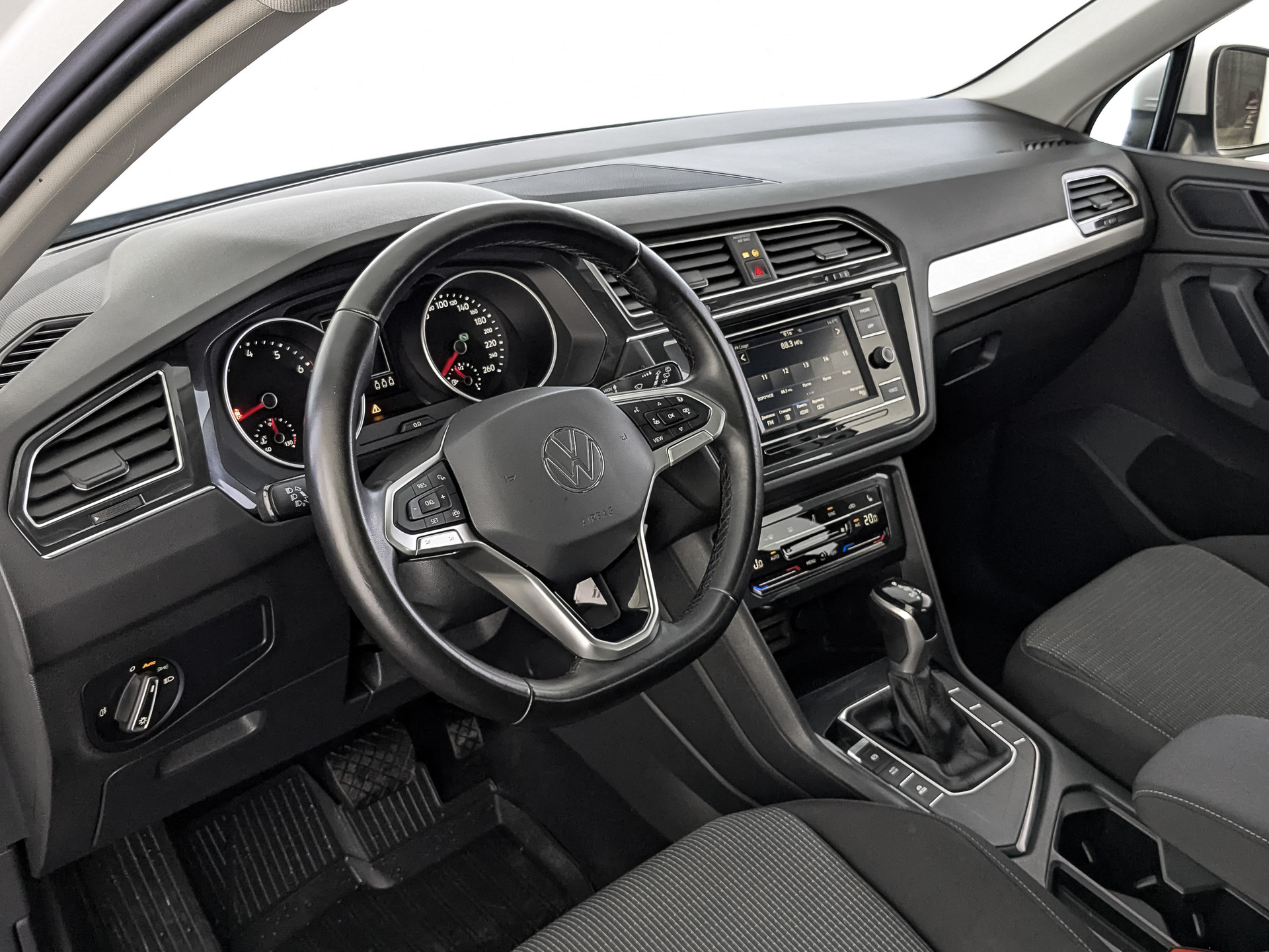 VOLKSWAGEN Tiguan 1.40 (150 л.с), автомат, 2021, пробег 59 202 км