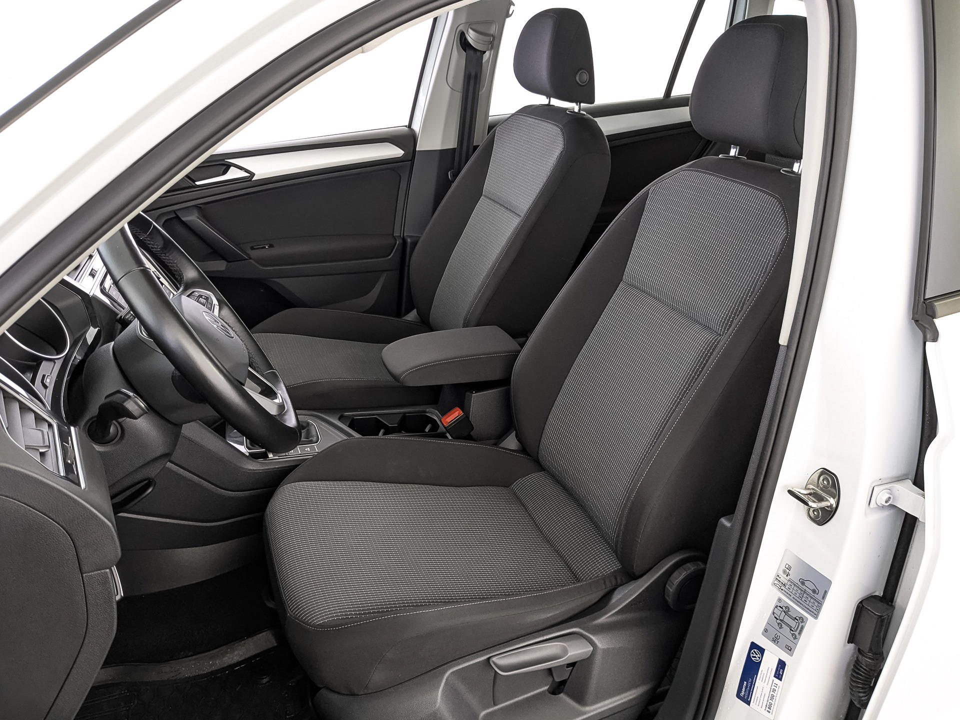 VOLKSWAGEN Tiguan 1.40 (150 л.с), автомат, 2021, пробег 59 202 км