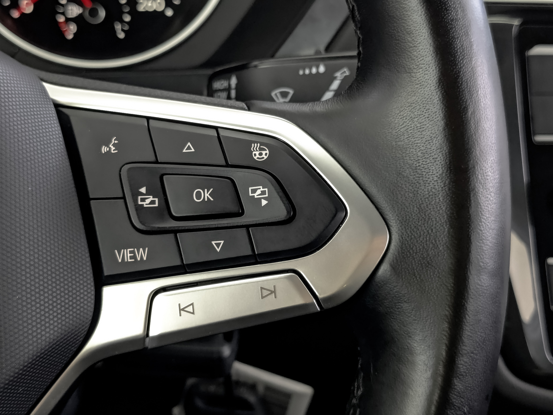 VOLKSWAGEN Tiguan 1.40 (150 л.с), автомат, 2021, пробег 59 202 км