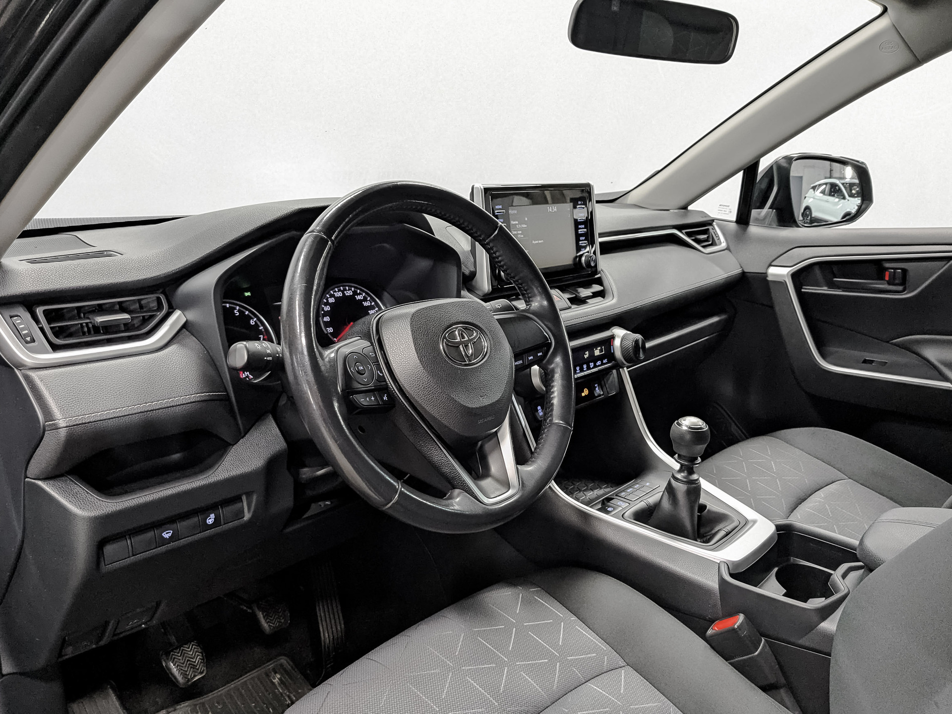 TOYOTA Rav-4 2.00 (149 л.с), механическая, 2020, пробег 64 300 км
