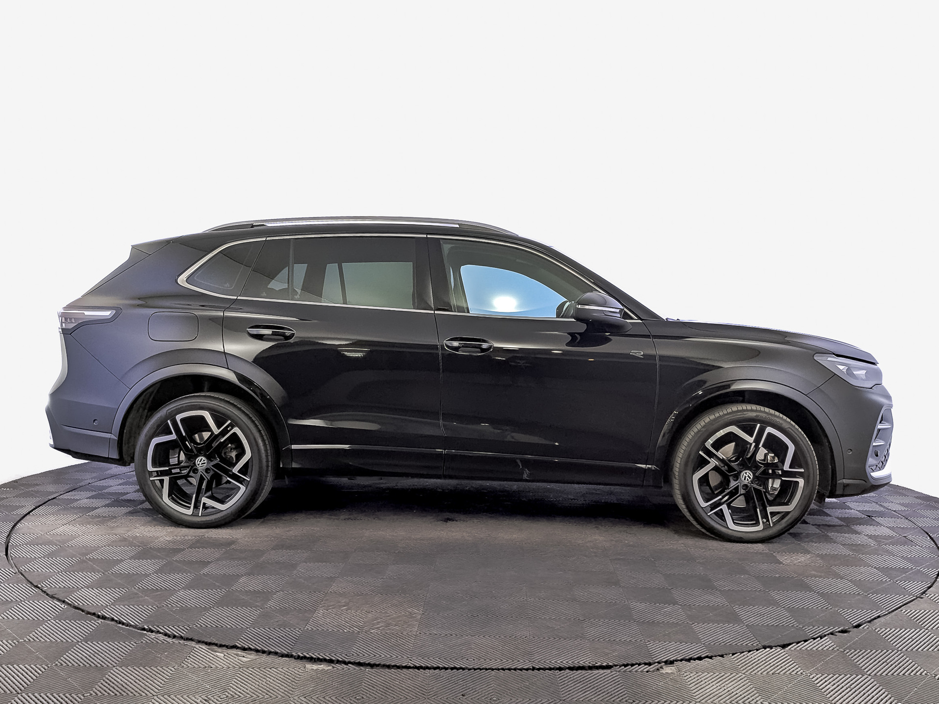 VOLKSWAGEN Tiguan 2.00 (220 л.с), автомат, 2024, пробег 43 080 км