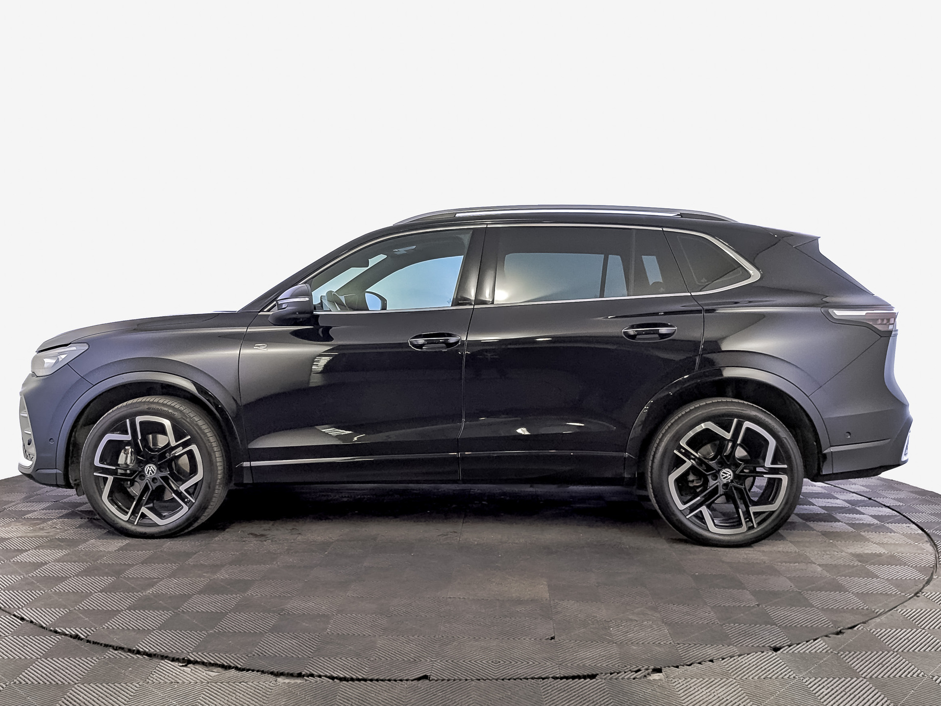 VOLKSWAGEN Tiguan 2.00 (220 л.с), автомат, 2024, пробег 43 080 км